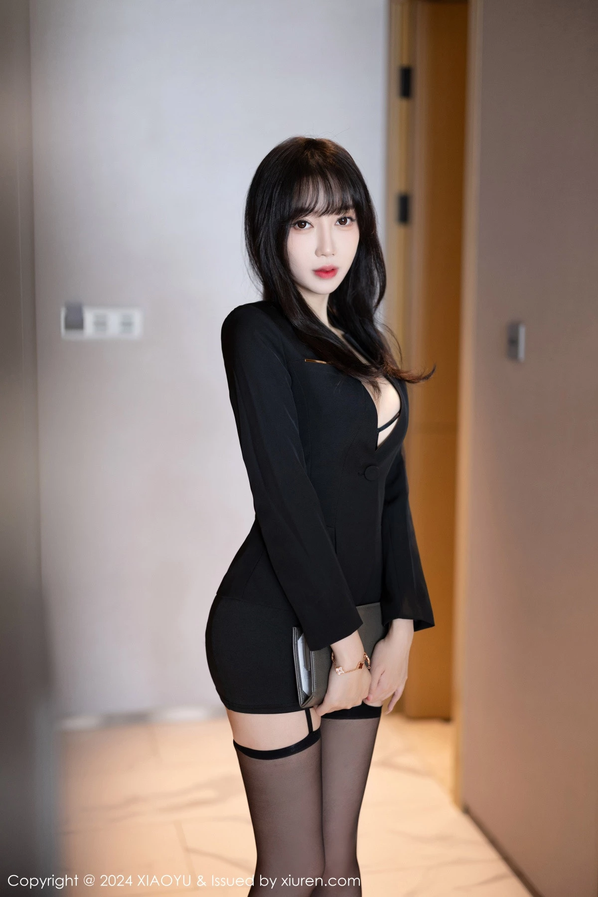 秀人集.com_[XiaoYu画语界]Vol.1193_新人模特月崽性感黑色时尚上衣露轻透内衣配黑丝吊袜诱惑写真83P