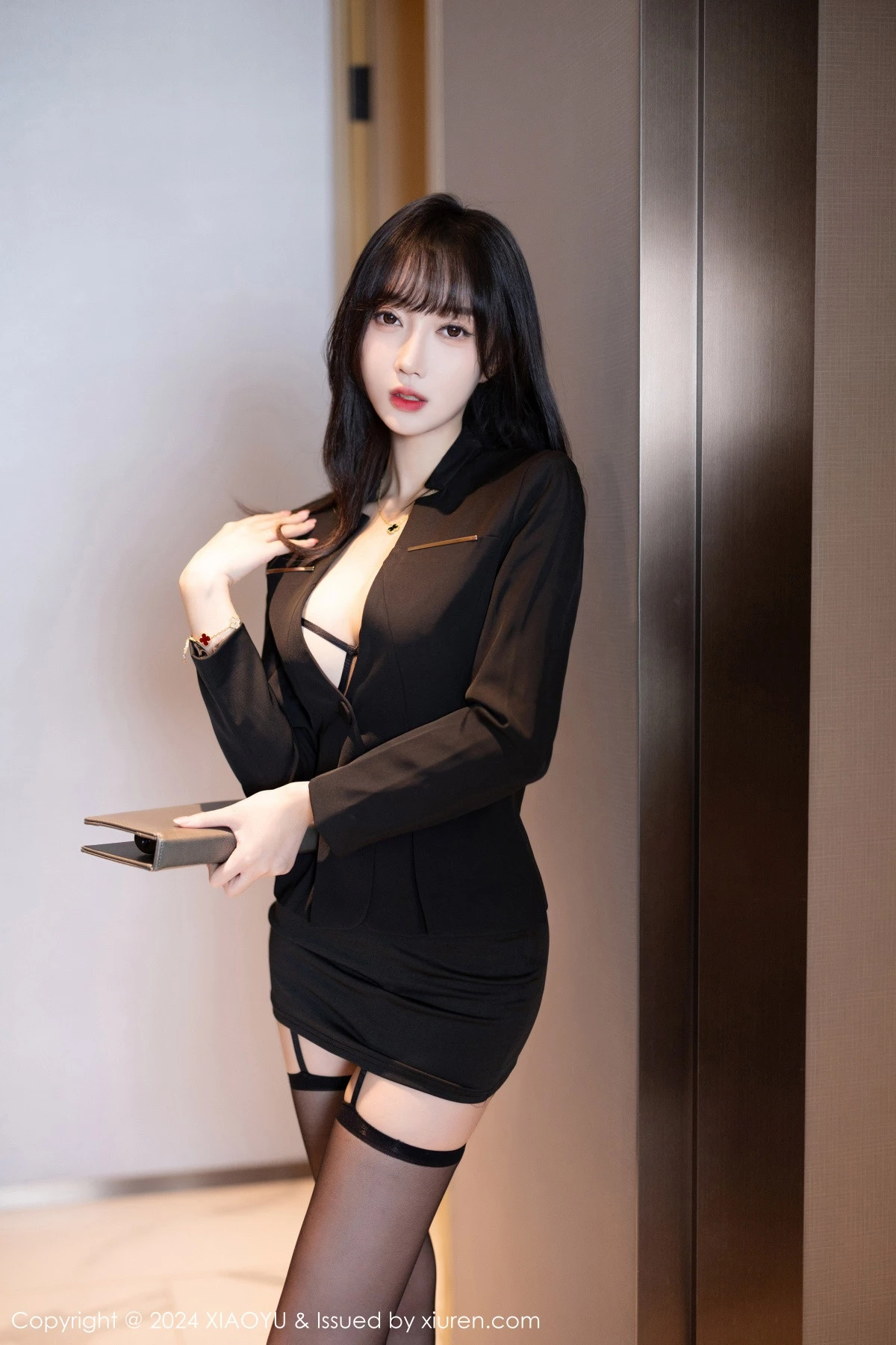 秀人集.com_[XiaoYu画语界]Vol.1193_新人模特月崽性感黑色时尚上衣露轻透内衣配黑丝吊袜诱惑写真83P