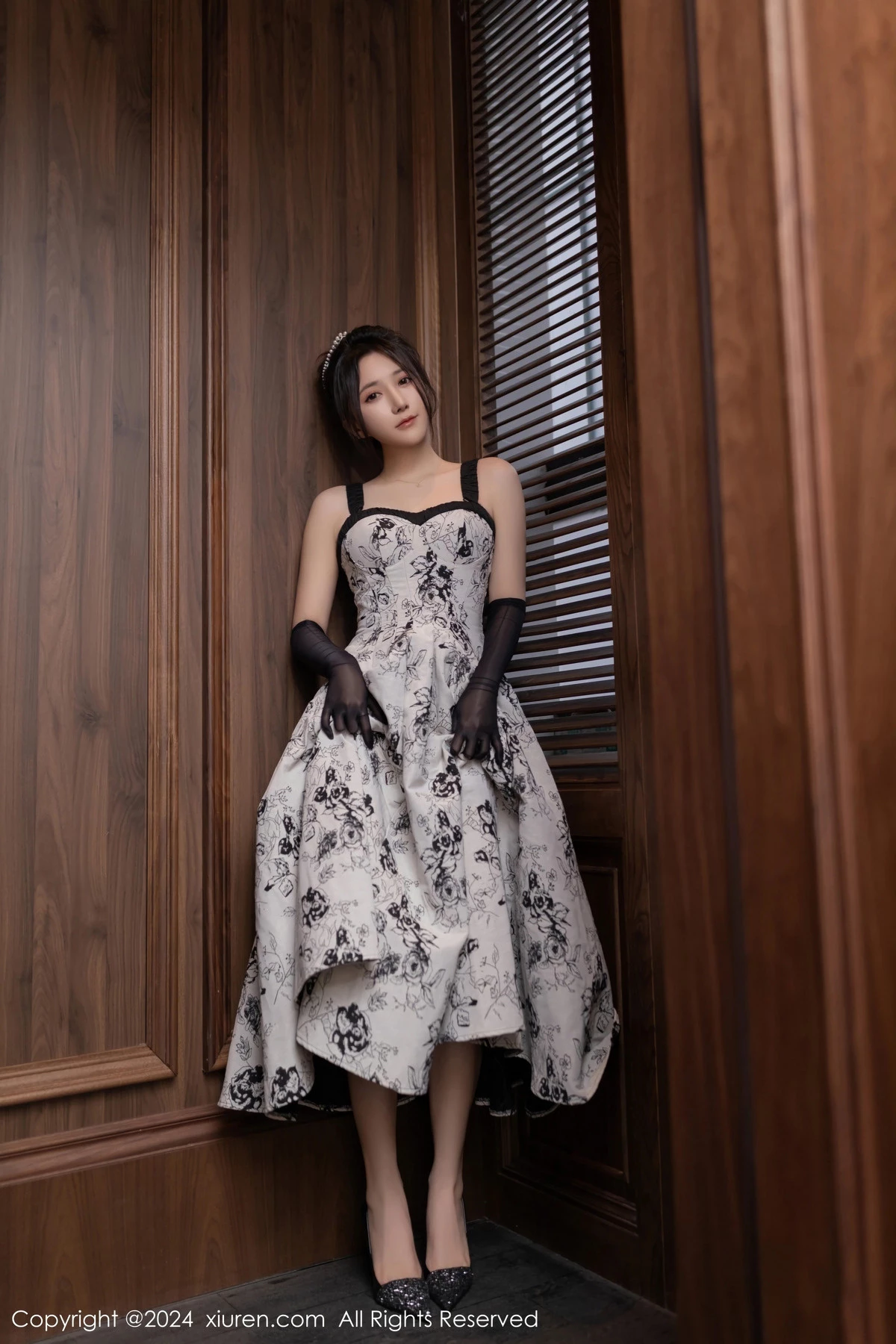 秀人集.com_[XiuRen秀人网]No.8109_模特鱼子酱Fish生日主题性感灰色连衣长裙秀曼妙身姿诱惑写真80P