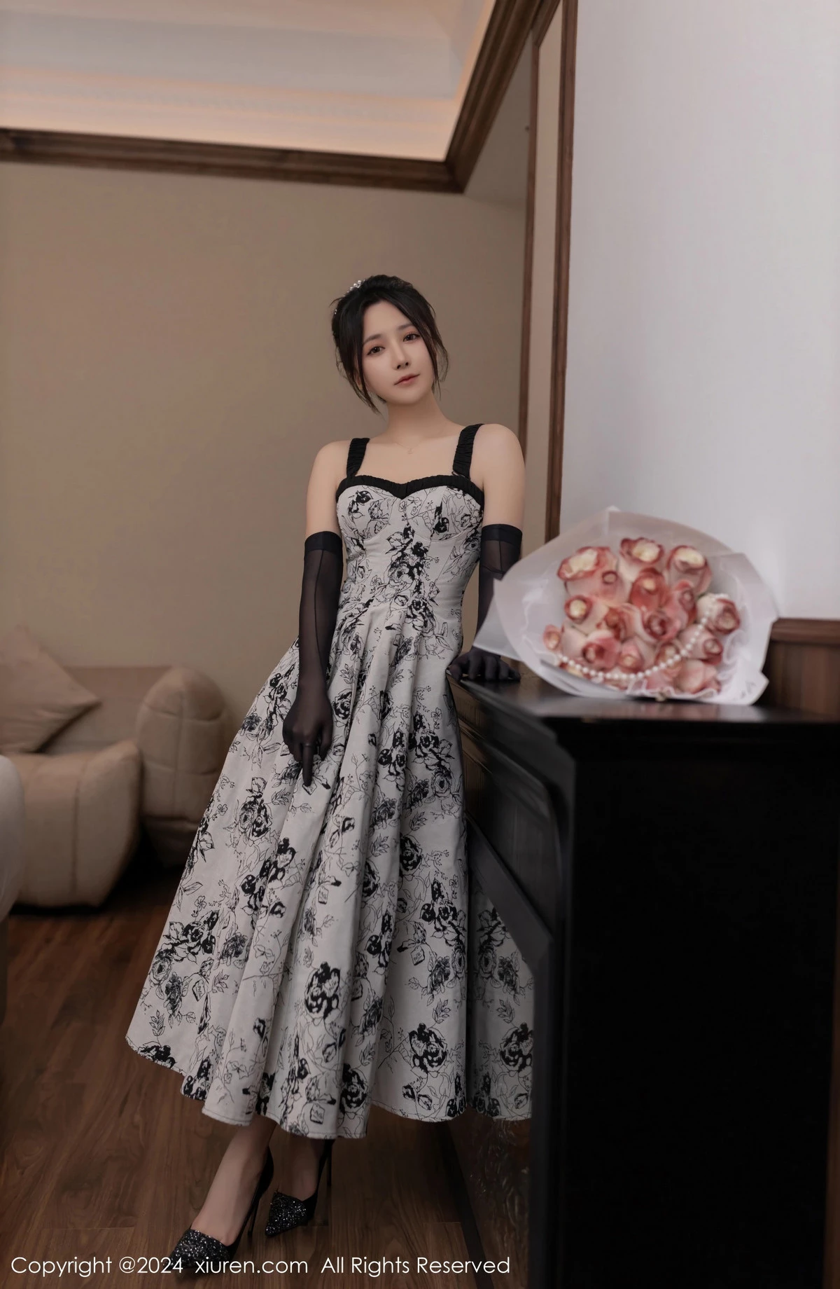 秀人集.com_[XiuRen秀人网]No.8109_模特鱼子酱Fish生日主题性感灰色连衣长裙秀曼妙身姿诱惑写真80P