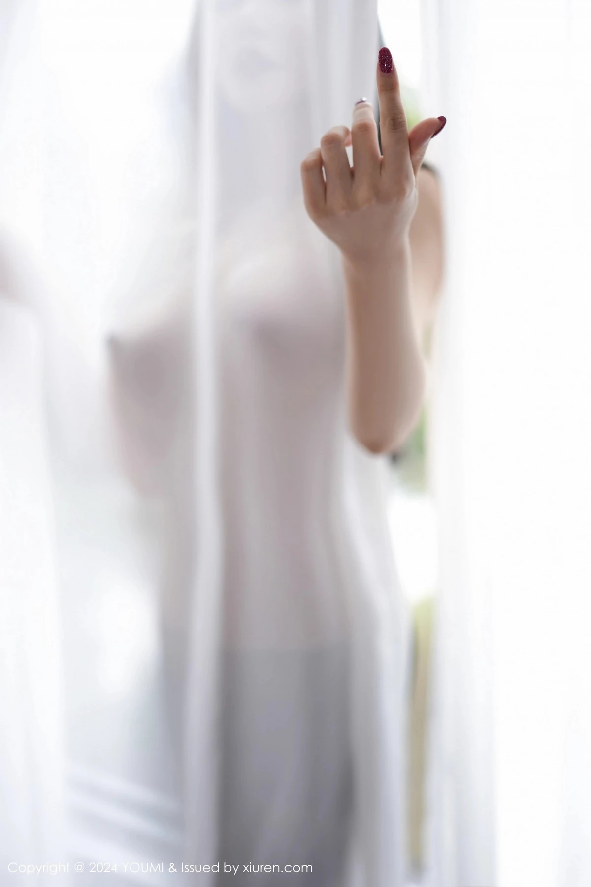 秀人集.com_[YouMi尤蜜荟]Vol.1035_模特心妍小公主白色露肩连衣短裙配超薄黑丝秀凹凸身材诱惑写真80P