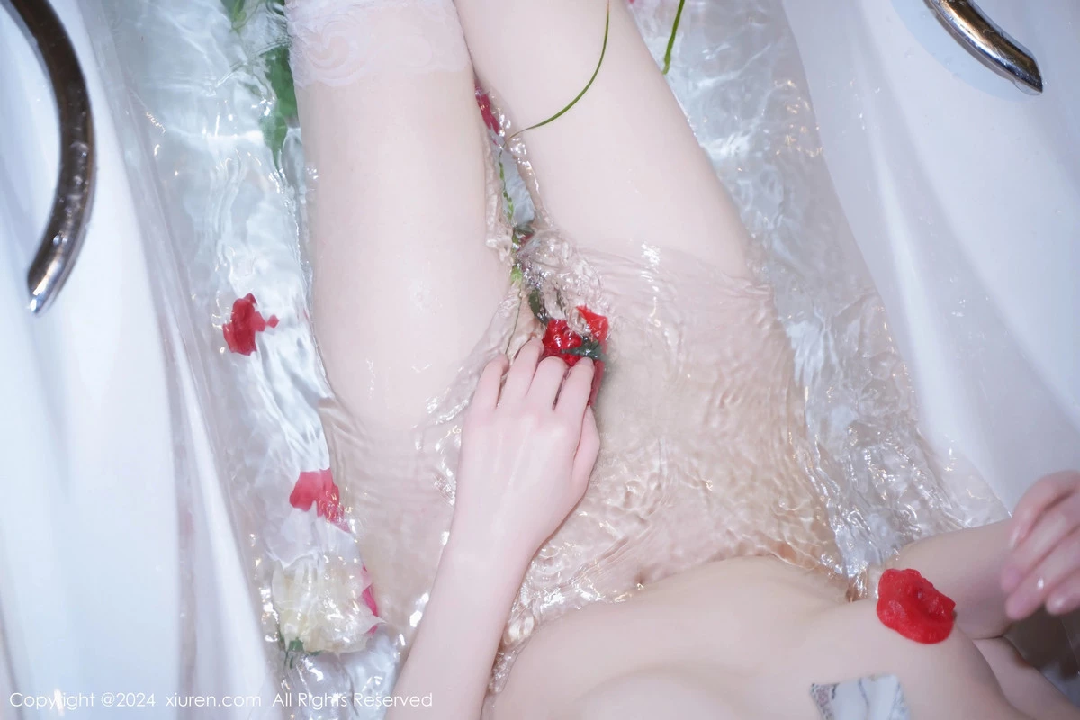 秀人集.com_[XiuRen秀人网]No.8162_模特梦灵儿Mini性感白色浴袍配白色丝袜秀曼妙身姿惹火诱惑写真66P