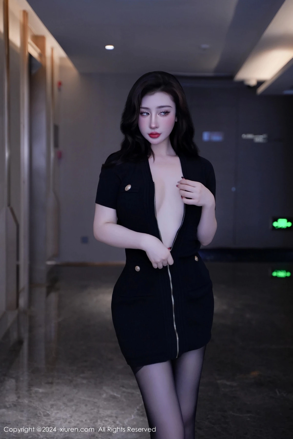 秀人集.com_[XiuRen秀人网]No.8170_模特蕾蕾醒了没性感黑色收身服饰配超薄黑丝秀丰腴身材诱惑写真80P