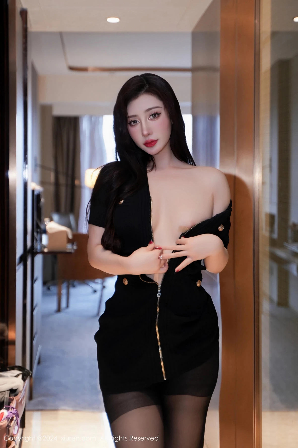 秀人集.com_[XiuRen秀人网]No.8170_模特蕾蕾醒了没性感黑色收身服饰配超薄黑丝秀丰腴身材诱惑写真80P