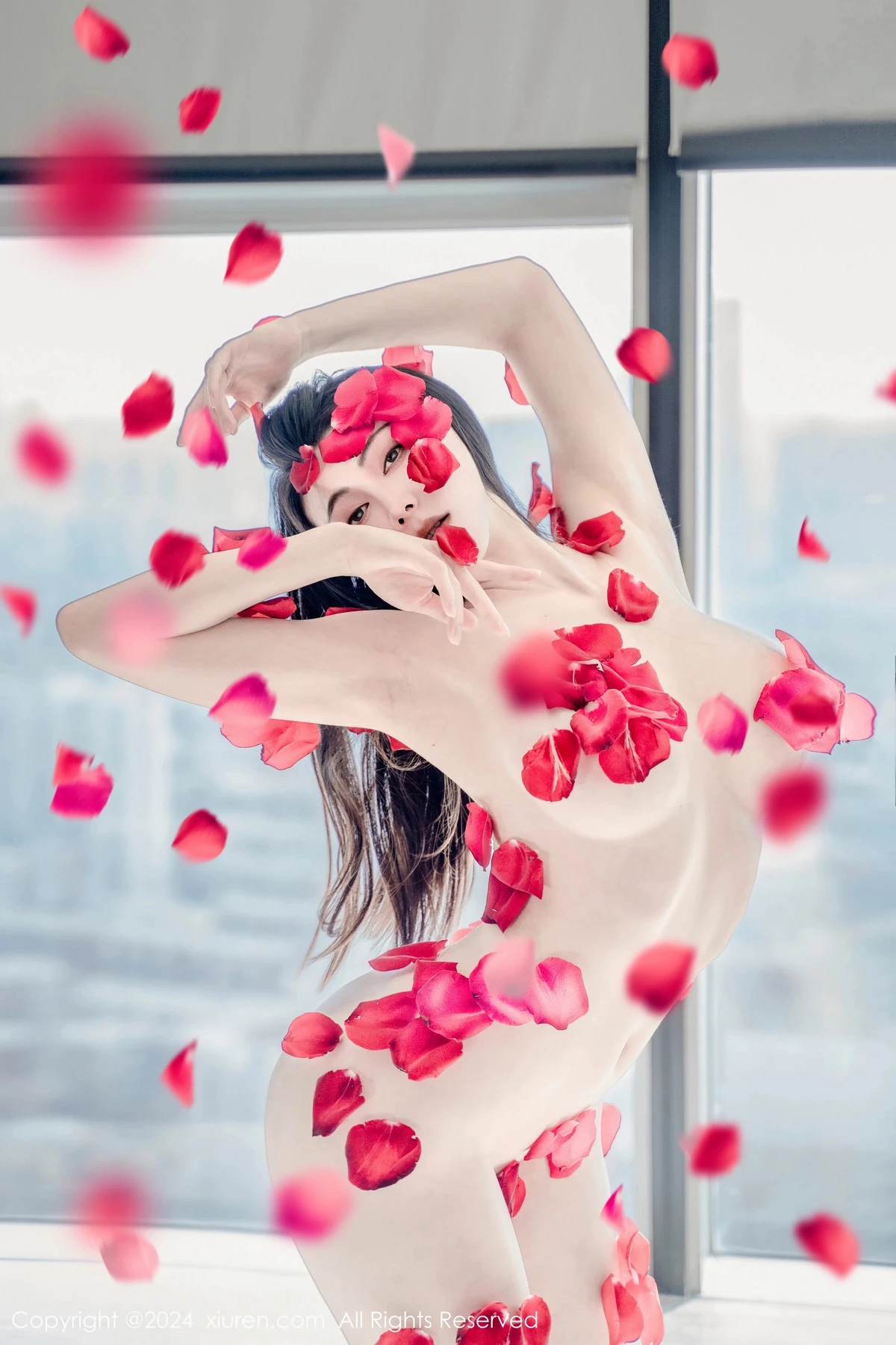 秀人集.com_[XiuRen秀人网]No.8175_新人模特瑜伽喵私房浴室玫瑰花瓣浴秀魔鬼曲线撩人诱惑写真63P