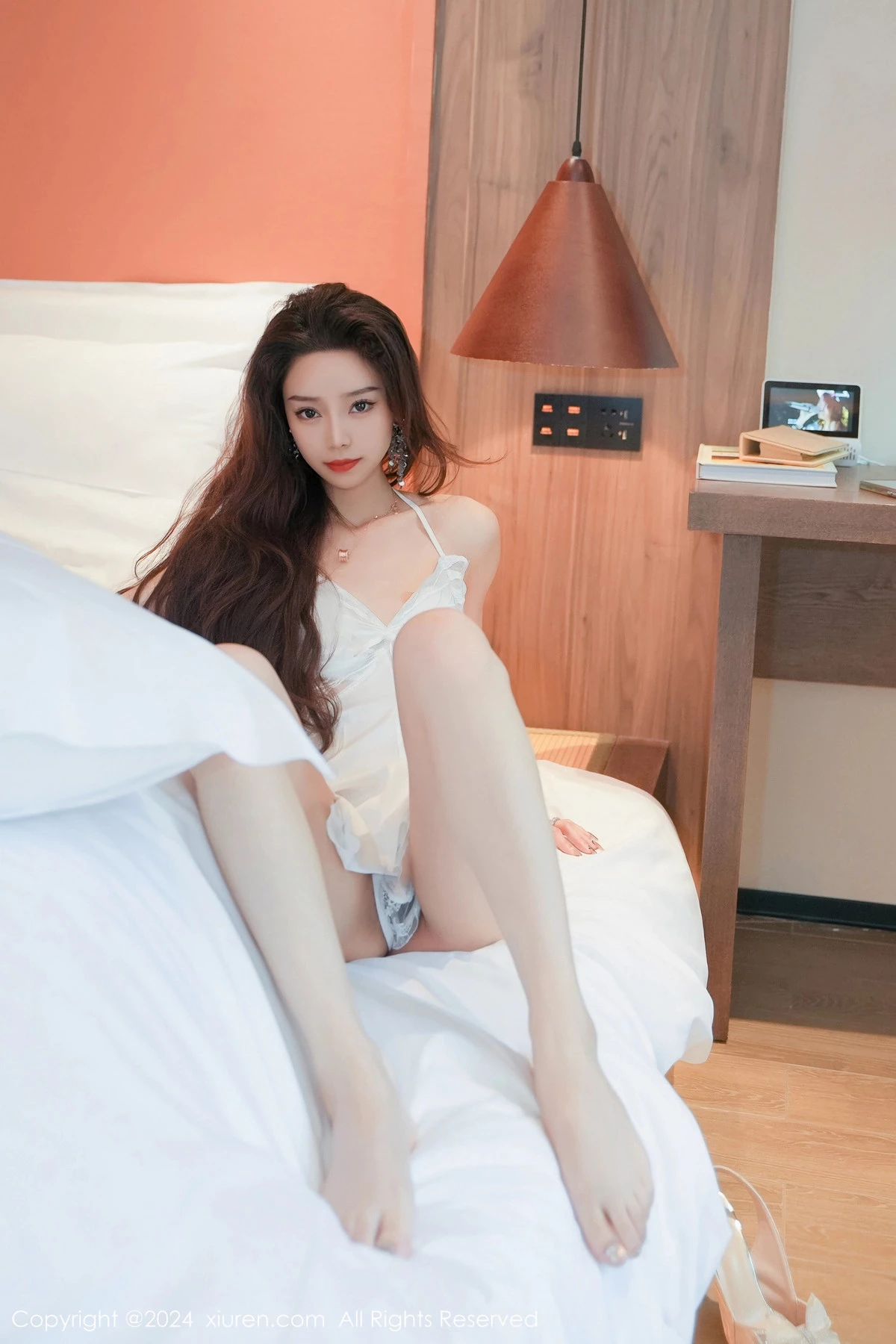 秀人集.com_[XiuRen秀人网]No.8176_模特苏曼兮私房床上性感白色吊带睡裙秀丰腴美臀迷人诱惑写真79P