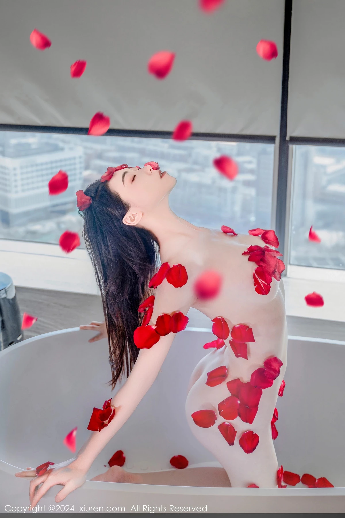 秀人集.com_[XiuRen秀人网]No.8175_新人模特瑜伽喵私房浴室玫瑰花瓣浴秀魔鬼曲线撩人诱惑写真63P