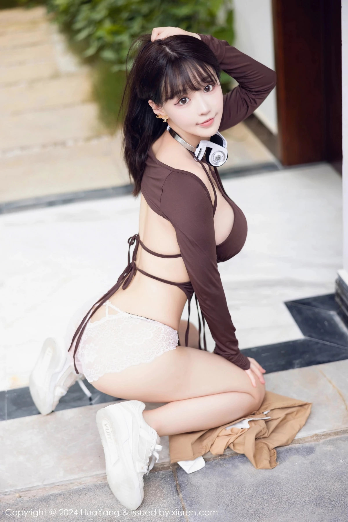 秀人集.com_[HuaYang花漾]Vol.568_女神朱可儿Flora性感咖啡色时尚上衣配短裙秀丰满身材诱惑写真64P