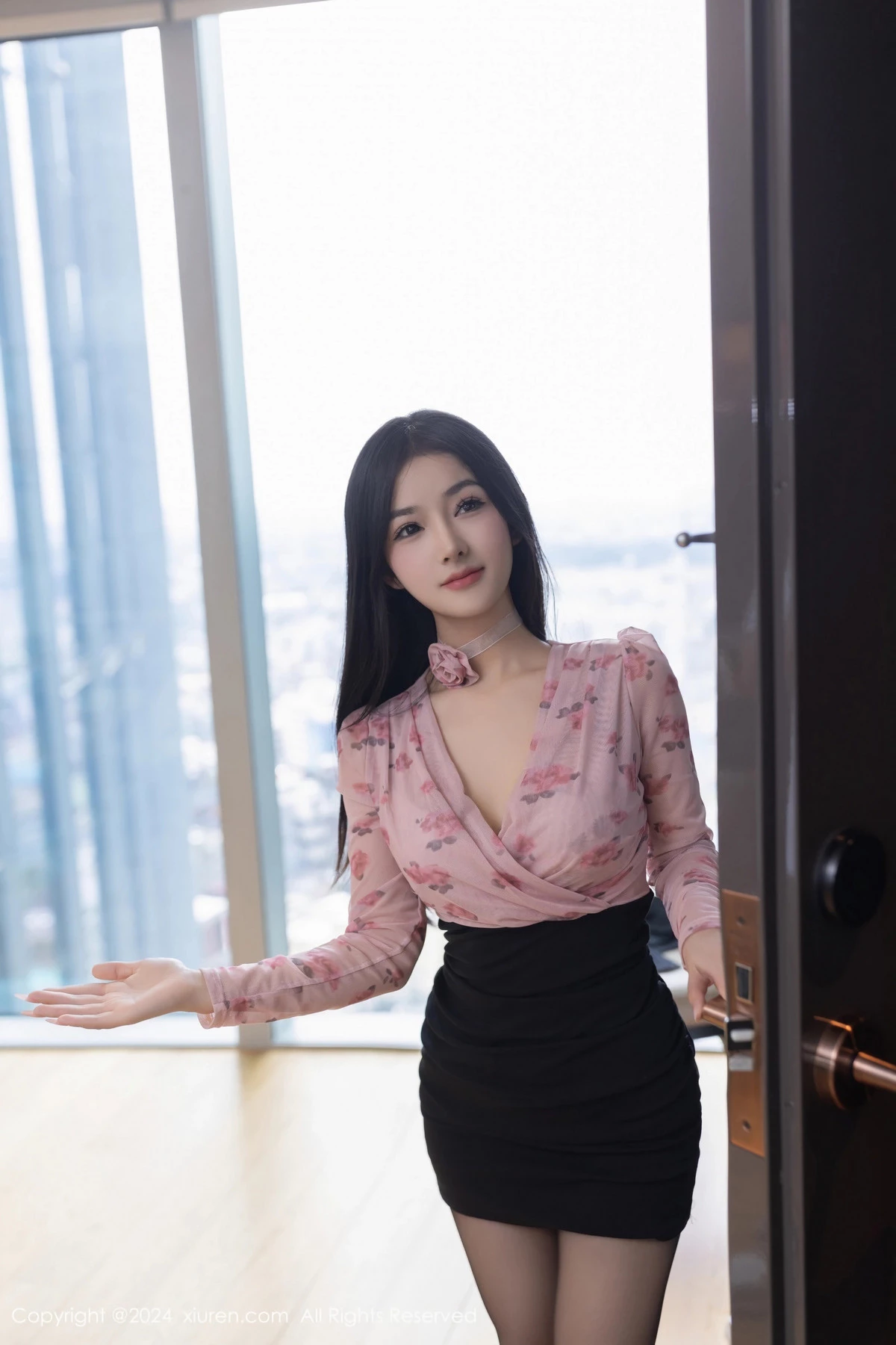 秀人集.com_[XiuRen秀人网]No.8187_模特小茶茶tea花色上衣配黑短裙露性感内衣秀丰腴身姿诱惑写真80P