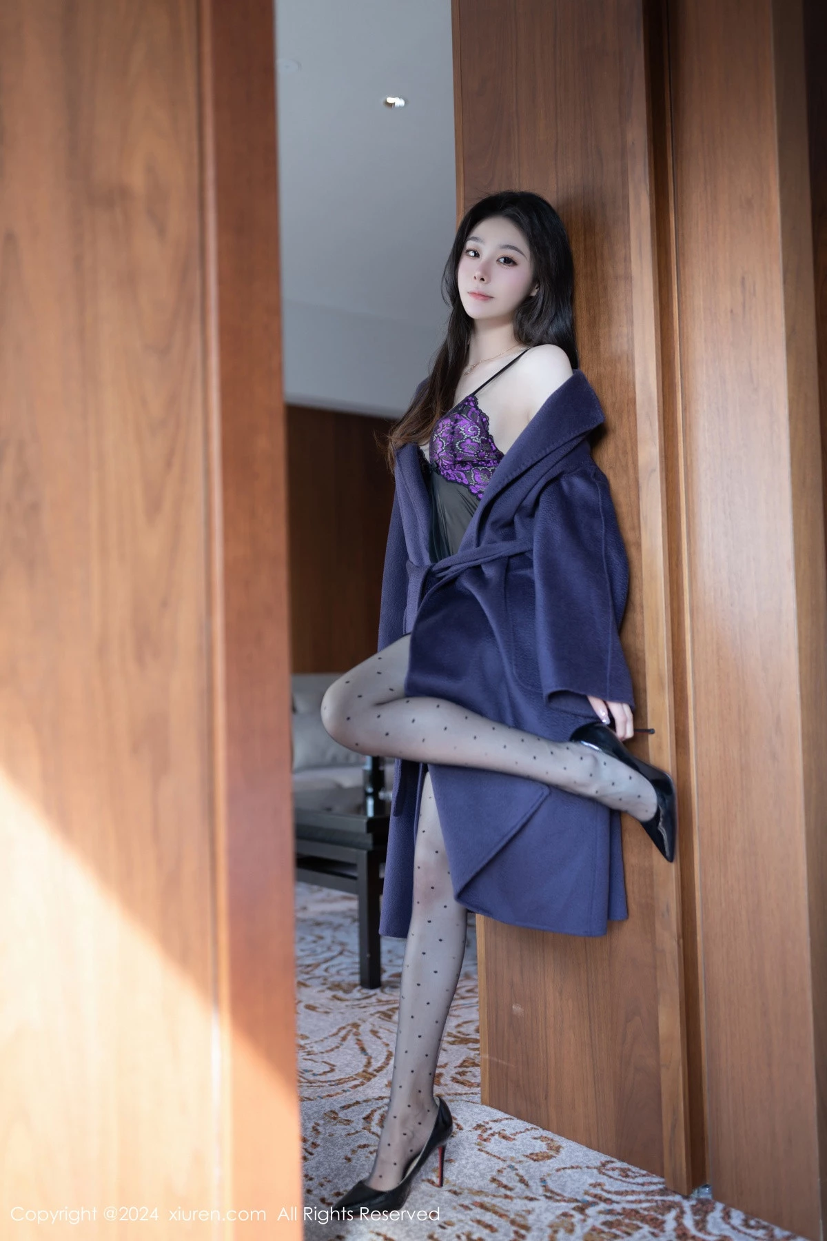 秀人集.com_[XiuRen秀人网]No.8195_模特小逗逗性感紫色蕾丝情趣内衣配超薄黑丝秀曼妙身姿诱惑写真80P