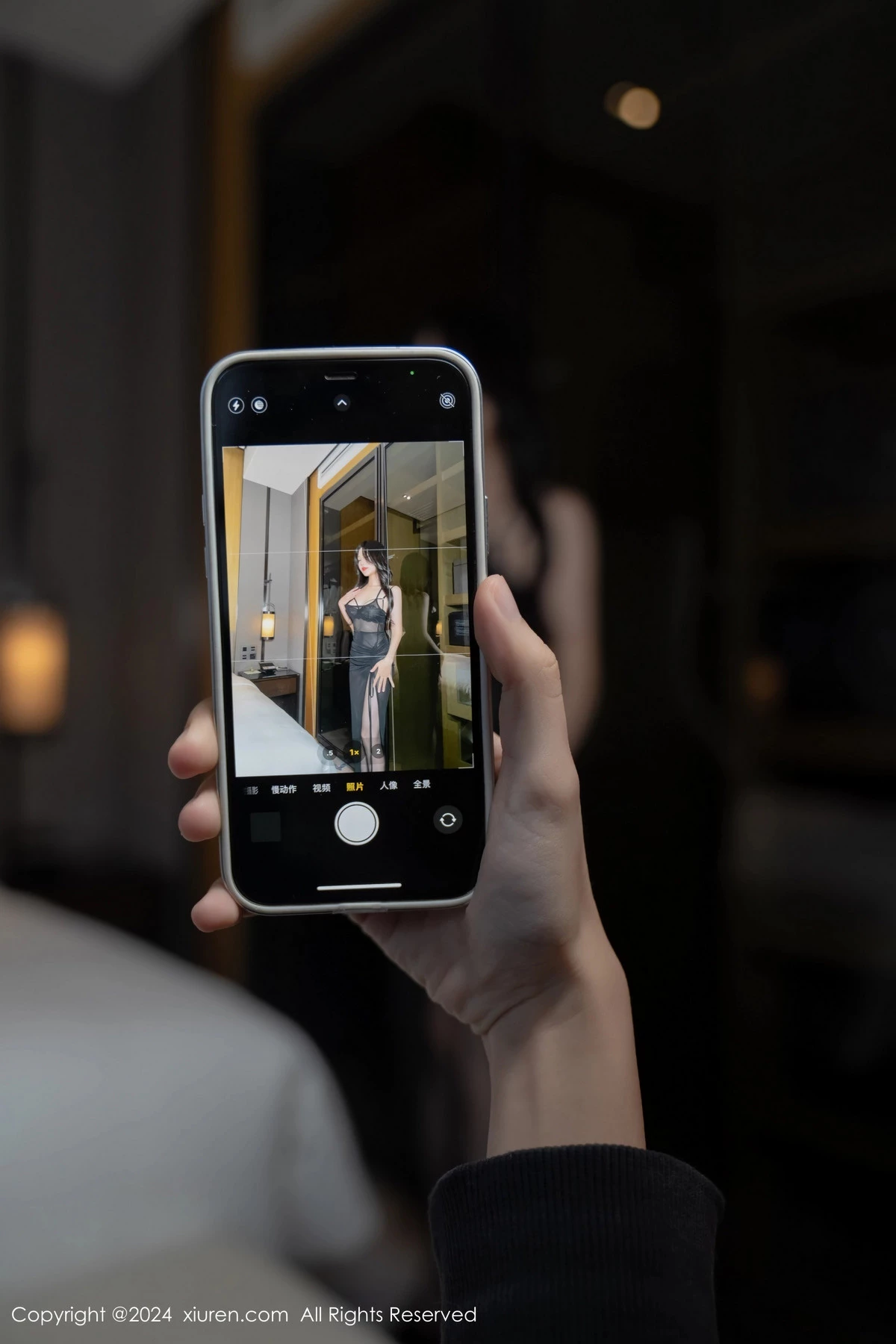 秀人集.com_[XiuRen秀人网]No.8193_模特利世性感黑色蕾丝内衣配闪亮无内黑丝秀曼妙身姿诱惑写真81P