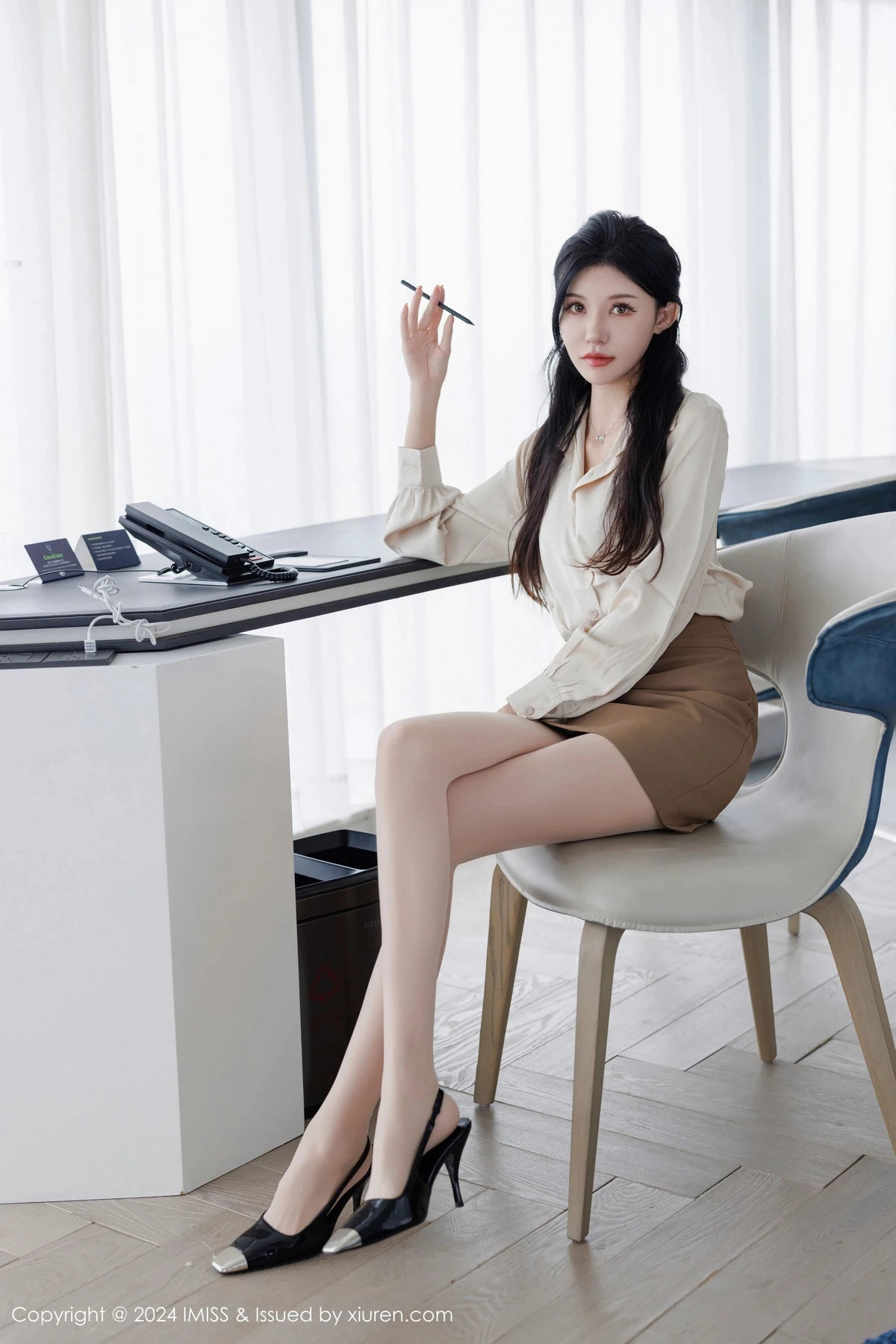 秀人集.com_[IMISS爱蜜社]Vol.767_模特泥鳅鳅性感时尚装扮米色上衣配短裙露超薄肉丝完美诱惑写真44P