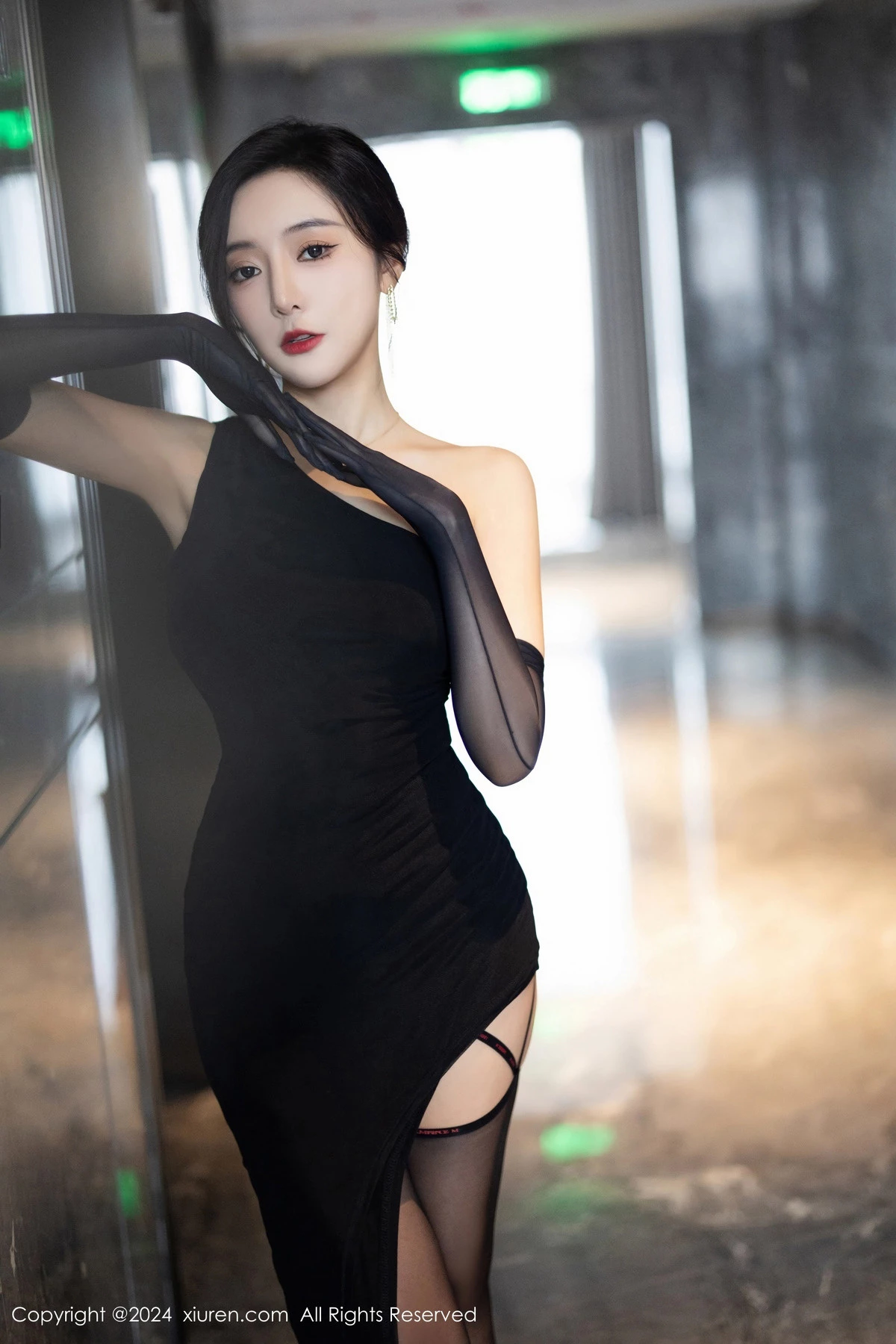 秀人集.com_[XiuRen秀人网]No.8194_女神王馨瑶yanni黑色连衣长裙+黑色轻透情趣服饰惹火诱惑写真82P