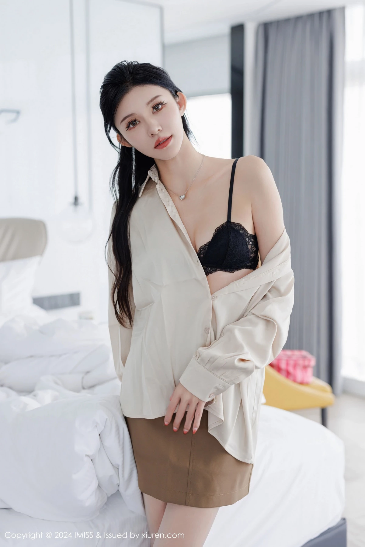 秀人集.com_[IMISS爱蜜社]Vol.767_模特泥鳅鳅性感时尚装扮米色上衣配短裙露超薄肉丝完美诱惑写真44P