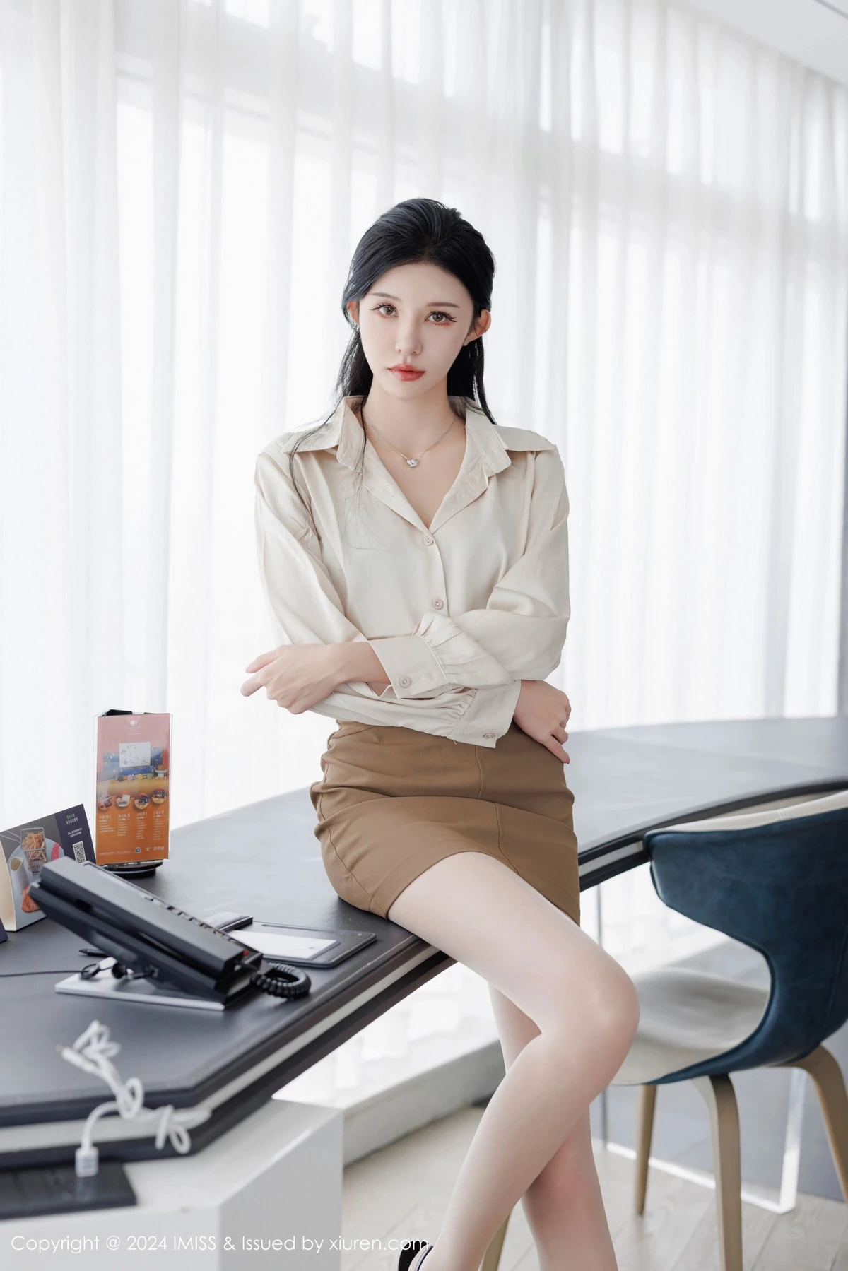 秀人集.com_[IMISS爱蜜社]Vol.767_模特泥鳅鳅性感时尚装扮米色上衣配短裙露超薄肉丝完美诱惑写真44P