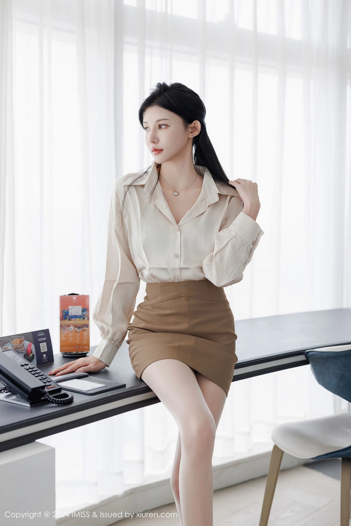 秀人集.com_[IMISS爱蜜社]Vol.767_模特泥鳅鳅性感时尚装扮米色上衣配短裙露超薄肉丝完美诱惑写真44P