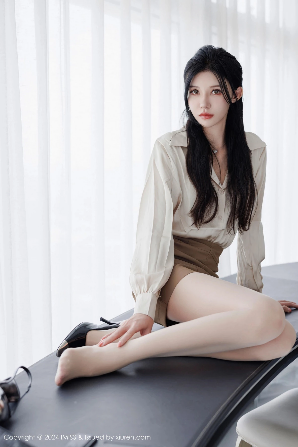 秀人集.com_[IMISS爱蜜社]Vol.767_模特泥鳅鳅性感时尚装扮米色上衣配短裙露超薄肉丝完美诱惑写真44P