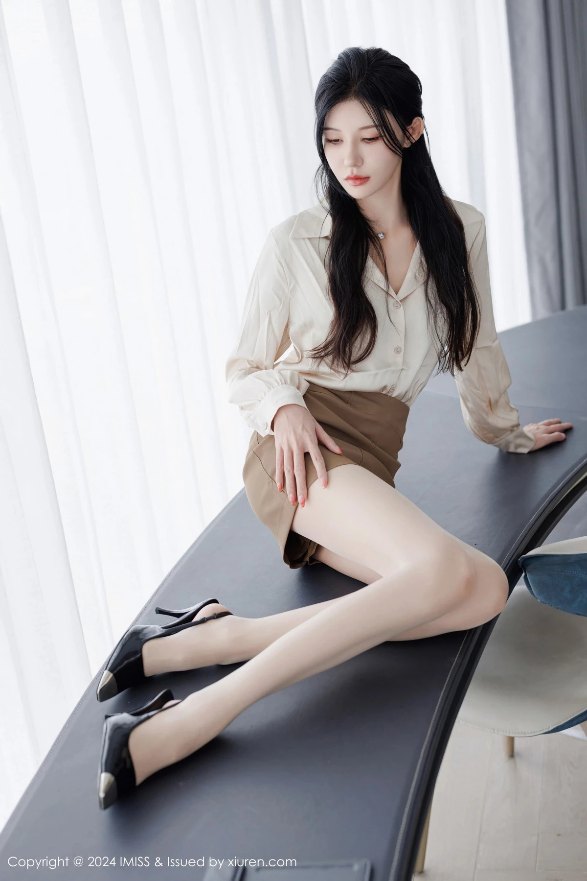 秀人集.com_[IMISS爱蜜社]Vol.767_模特泥鳅鳅性感时尚装扮米色上衣配短裙露超薄肉丝完美诱惑写真44P