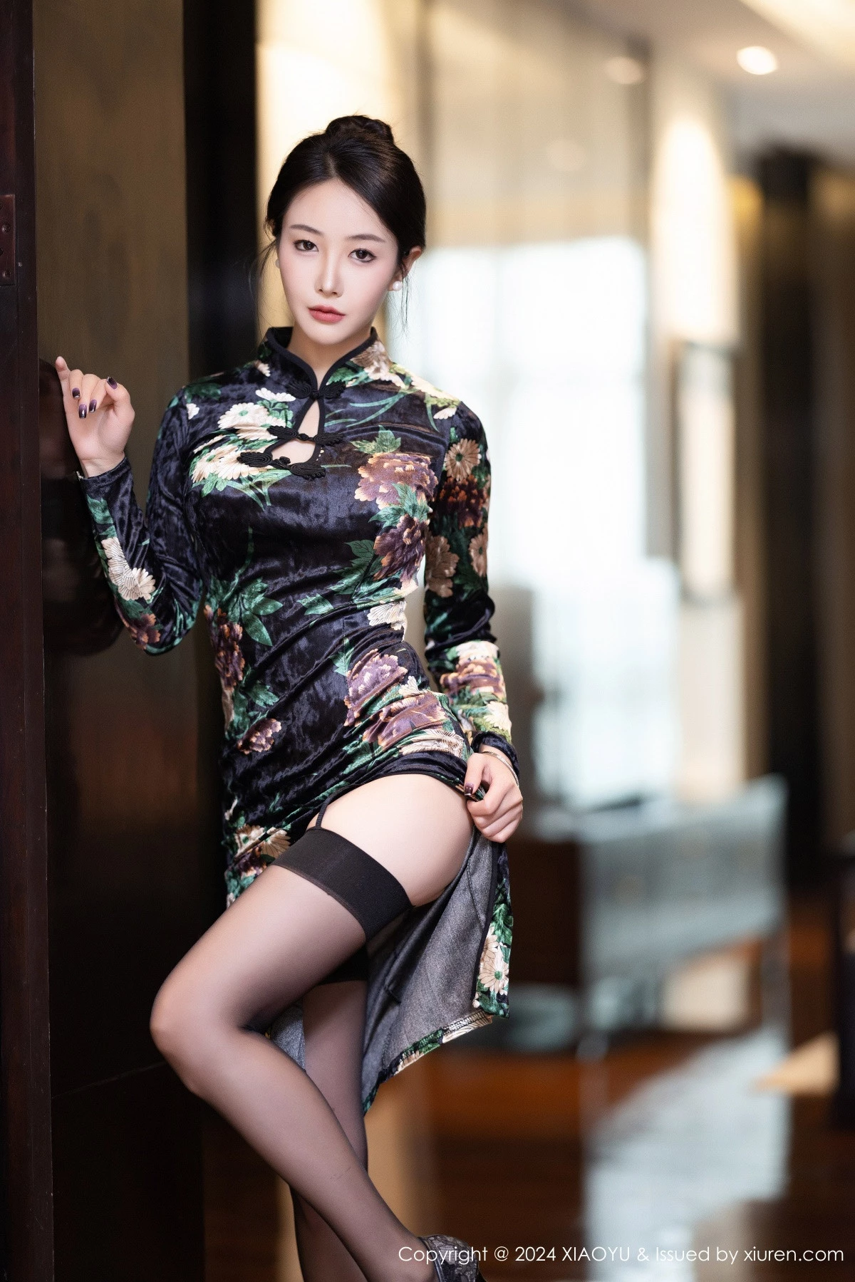 秀人集.com_[XiaoYu画语界]Vol.1218_模特苏苏阿性感黑色旗袍露黑色蕾丝内衣配超薄黑丝迷人诱惑写真83P