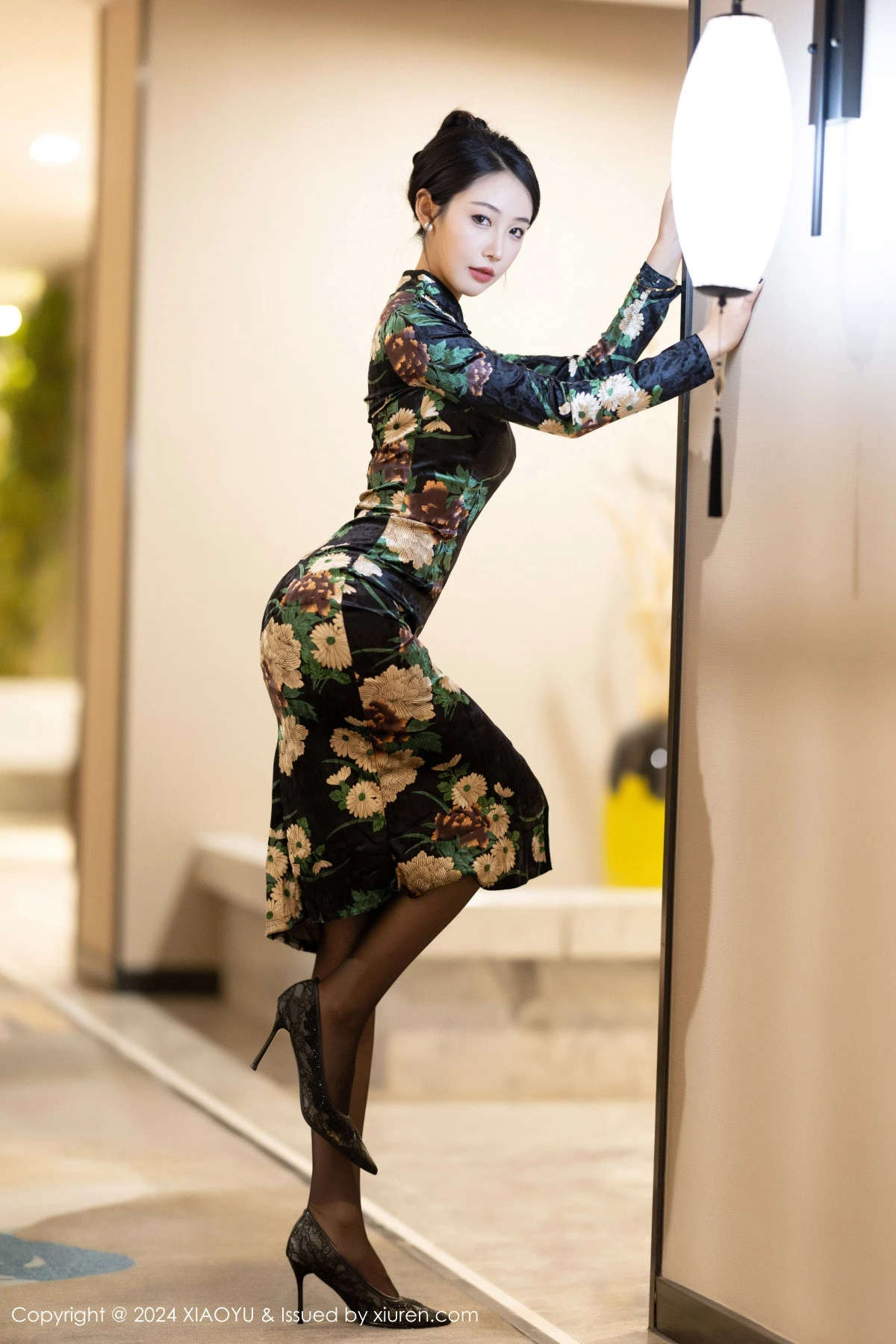 秀人集.com_[XiaoYu画语界]Vol.1218_模特苏苏阿性感黑色旗袍露黑色蕾丝内衣配超薄黑丝迷人诱惑写真83P