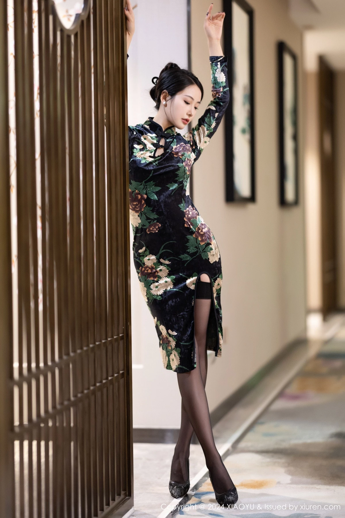 秀人集.com_[XiaoYu画语界]Vol.1218_模特苏苏阿性感黑色旗袍露黑色蕾丝内衣配超薄黑丝迷人诱惑写真83P