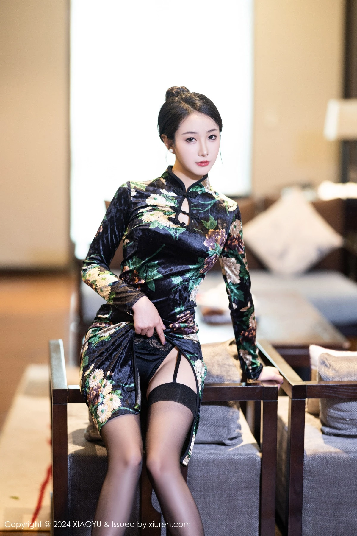 秀人集.com_[XiaoYu画语界]Vol.1218_模特苏苏阿性感黑色旗袍露黑色蕾丝内衣配超薄黑丝迷人诱惑写真83P