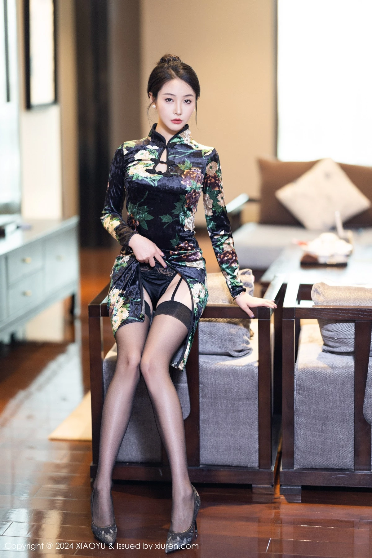 秀人集.com_[XiaoYu画语界]Vol.1218_模特苏苏阿性感黑色旗袍露黑色蕾丝内衣配超薄黑丝迷人诱惑写真83P