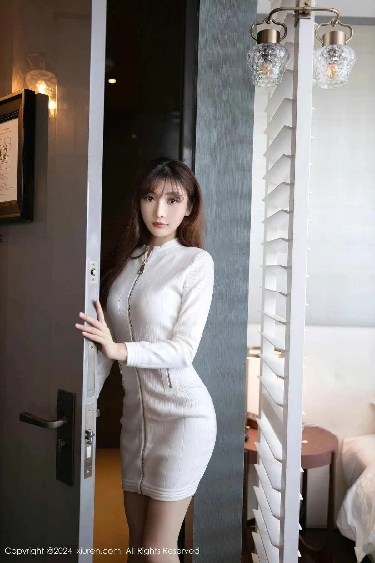 秀人集.com_[XiuRen秀人网]No.8233_模特陆萱萱白色上衣露银色内衣配超薄肉丝秀柔美身姿诱惑写真80P