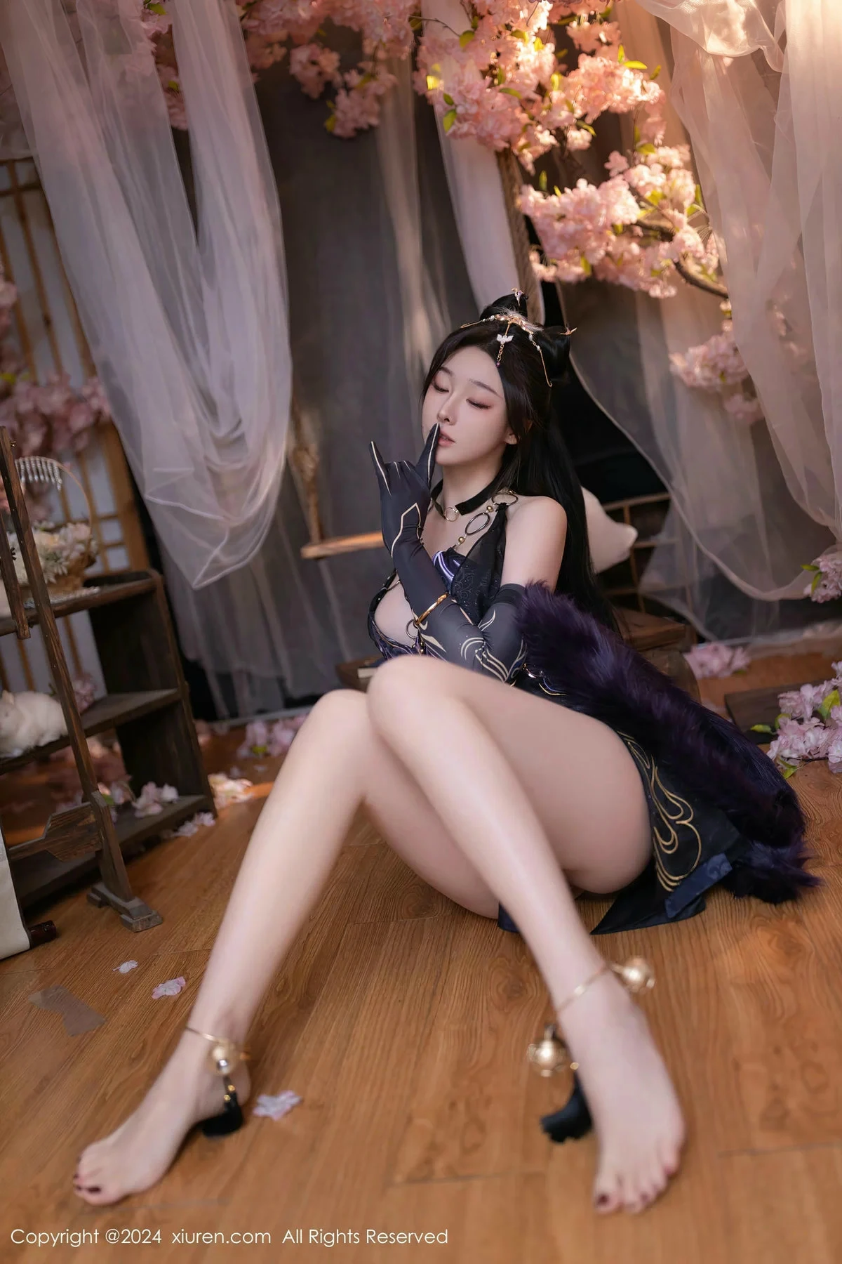 秀人集.com_[XiuRen秀人网]No.8232_模特小逗逗性感紫色情趣旗袍服饰半脱秀曼妙身姿惹火诱惑写真80P