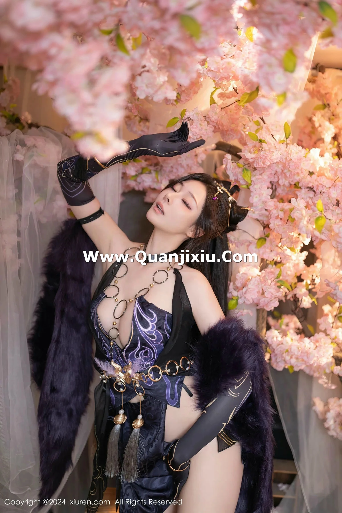 秀人集.com_[XiuRen秀人网]No.8232_模特小逗逗性感紫色情趣旗袍服饰半脱秀曼妙身姿惹火诱惑写真80P
