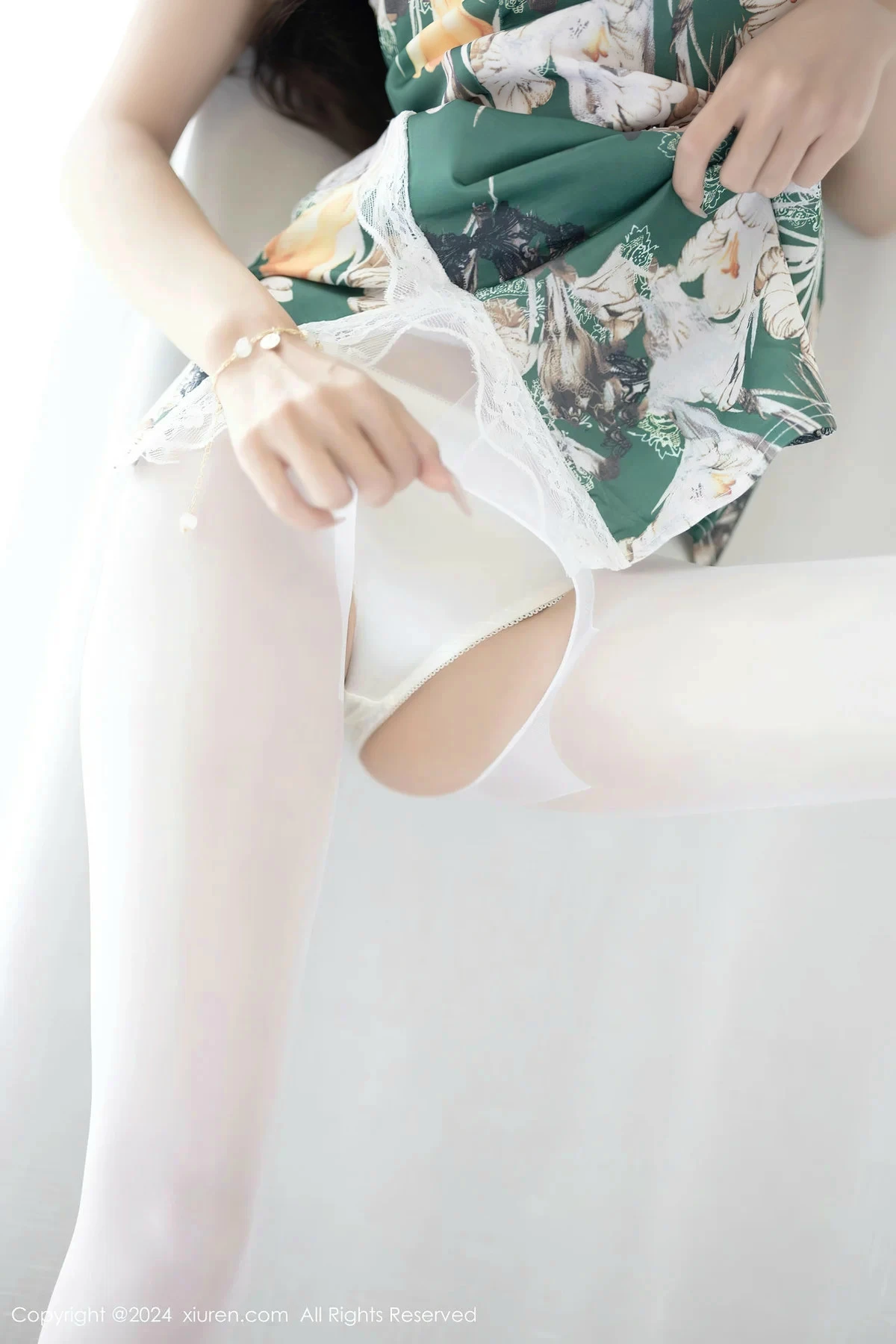 秀人集.com_[XiuRen秀人网]No.8231_模特林星阑性感花色旗袍露白色内衣配开档白丝秀美腿诱惑写真84P