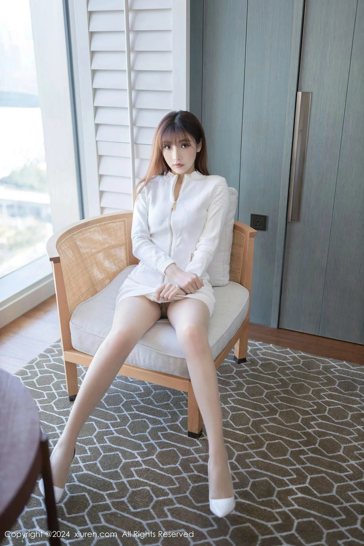 秀人集.com_[XiuRen秀人网]No.8233_模特陆萱萱白色上衣露银色内衣配超薄肉丝秀柔美身姿诱惑写真80P