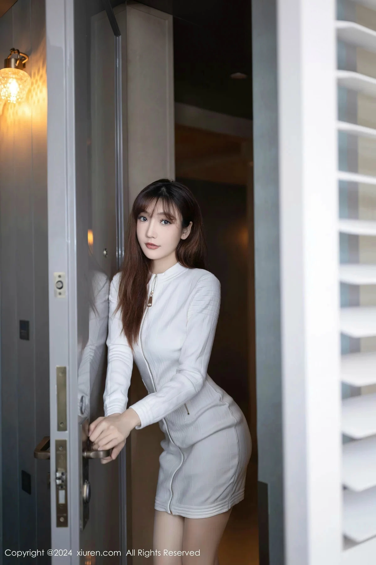秀人集.com_[XiuRen秀人网]No.8233_模特陆萱萱白色上衣露银色内衣配超薄肉丝秀柔美身姿诱惑写真80P