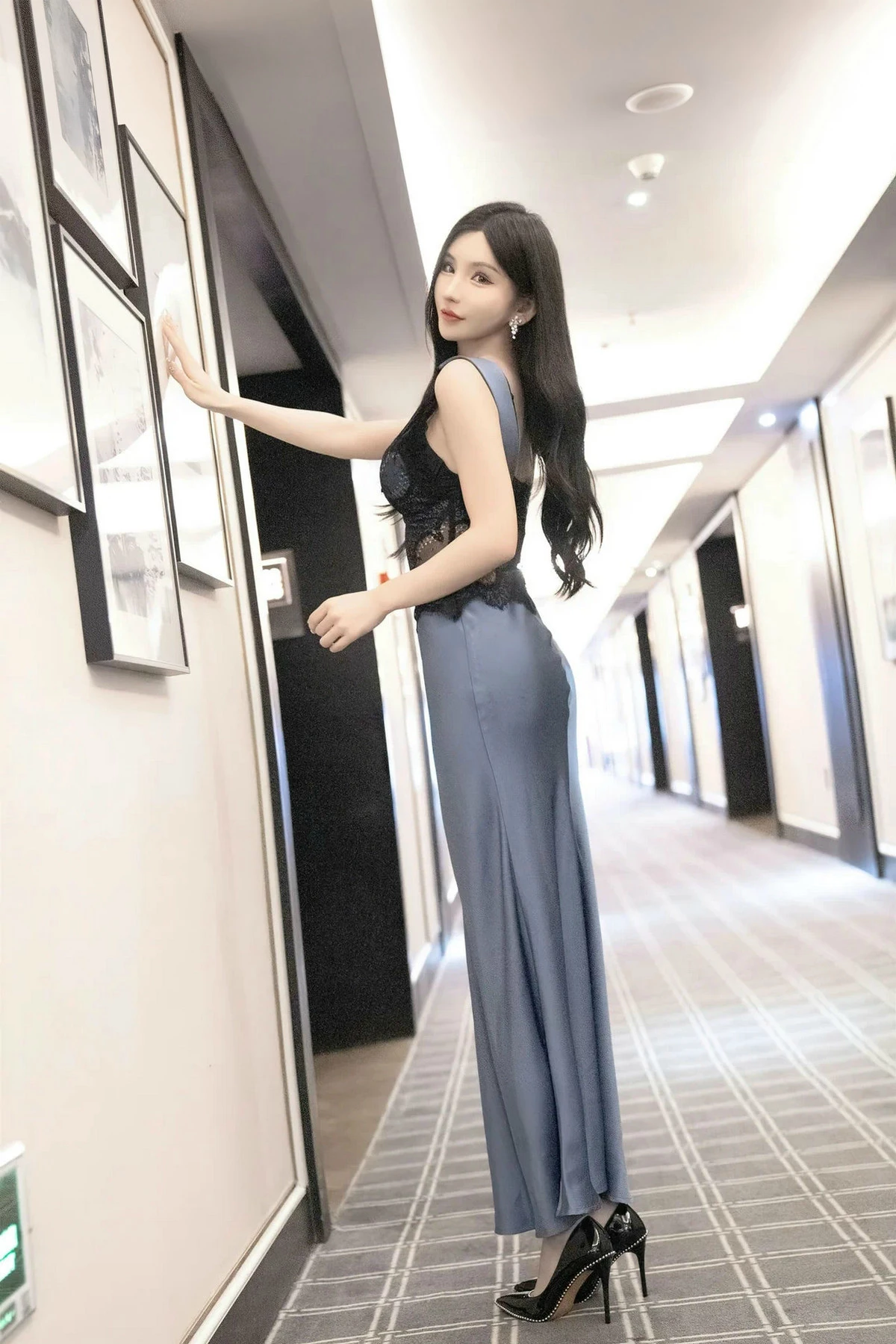 秀人集.com_[XiuRen秀人网]No.8242_女神周于希Sally性感蕾丝长裙+黑色薄纱连体衣秀完美身材诱惑写真115P