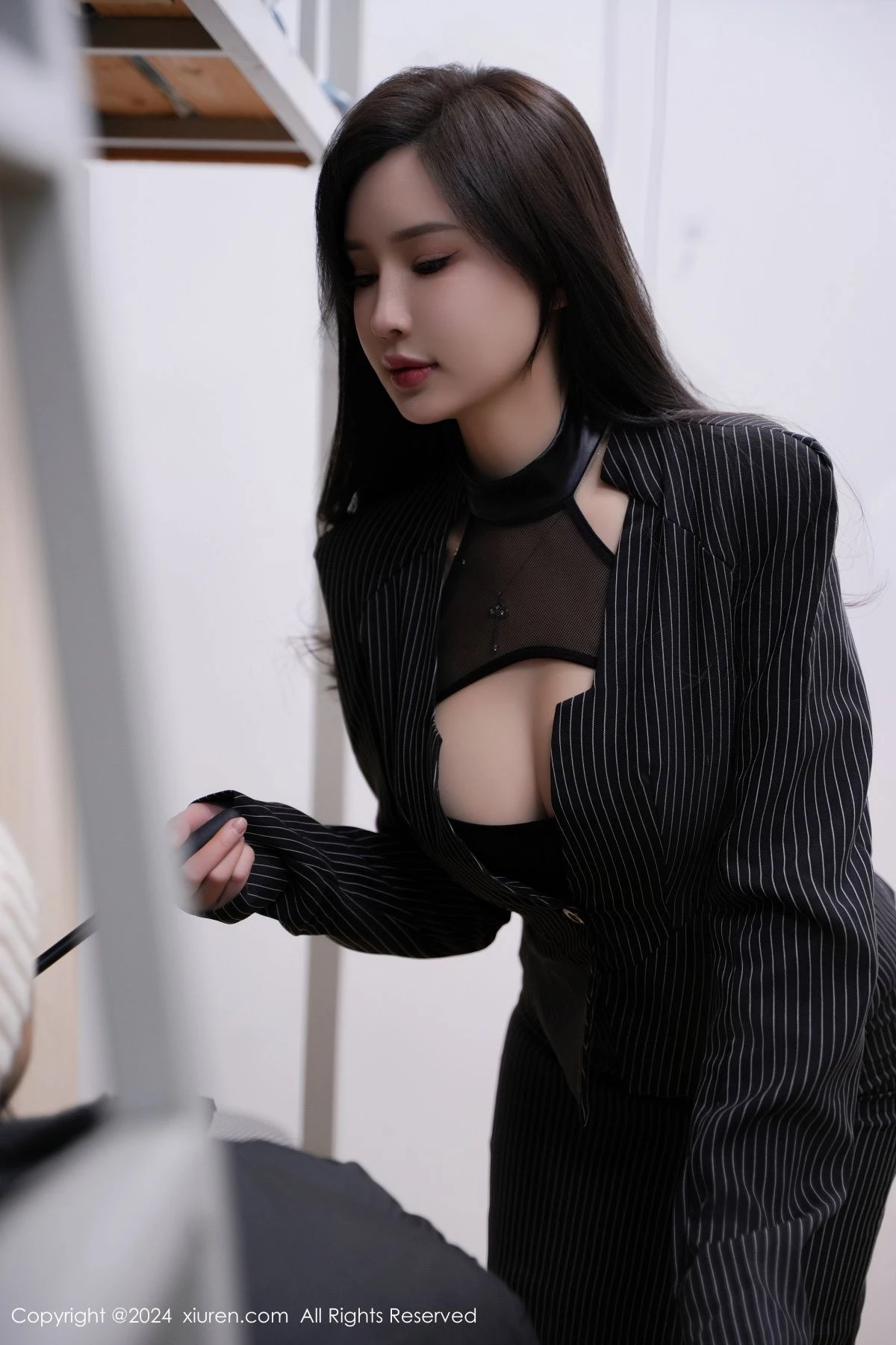 秀人集.com_[XiuRen秀人网]No.8239_女神Carol周妍希性感黑色条纹套装配超薄黑丝秀丰满身材诱惑写真64P