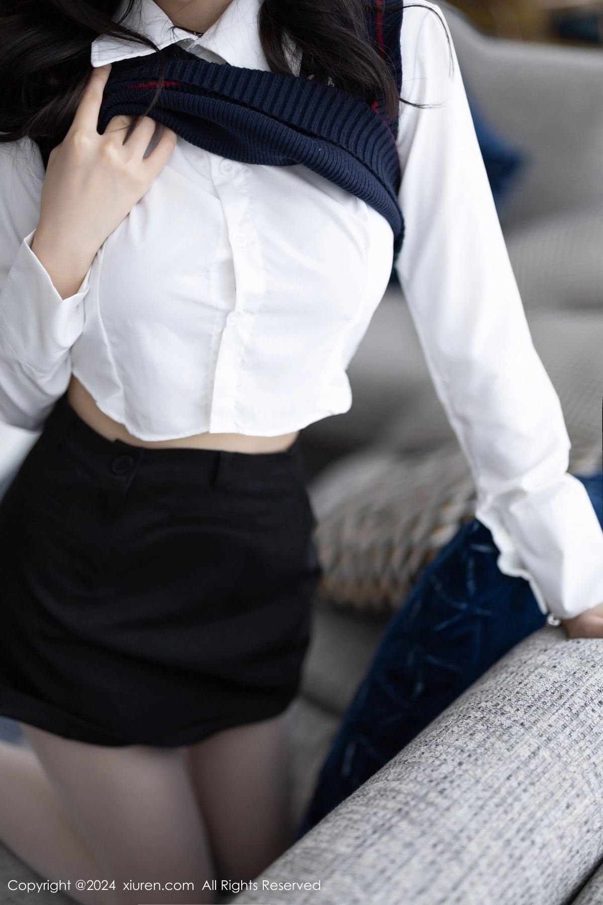 秀人集.com_[XiuRen秀人网]No.8247_模特玥儿玥性感白衬衫配黑色短裙露紫色内衣配开档白丝迷人写真82P