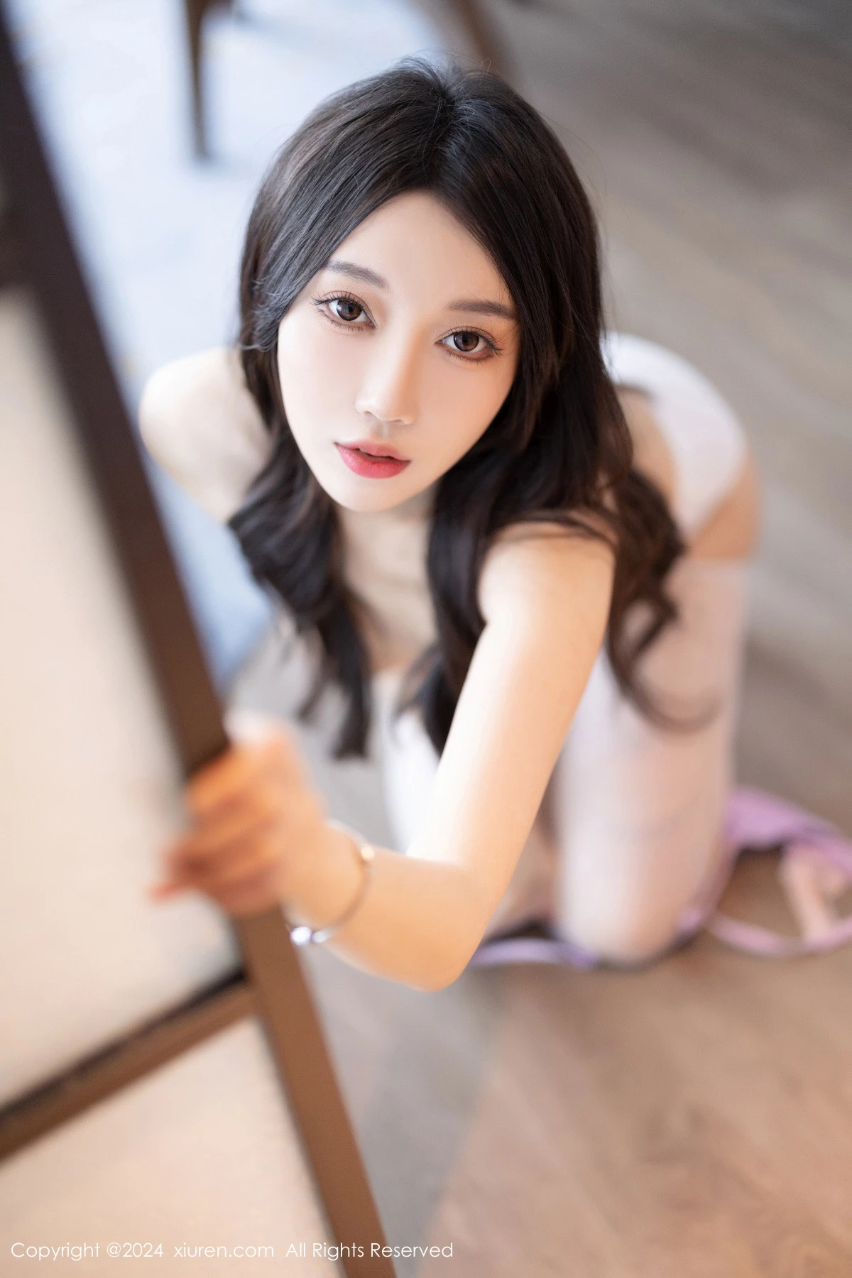 秀人集.com_[XiuRen秀人网]No.8247_模特玥儿玥性感白衬衫配黑色短裙露紫色内衣配开档白丝迷人写真82P