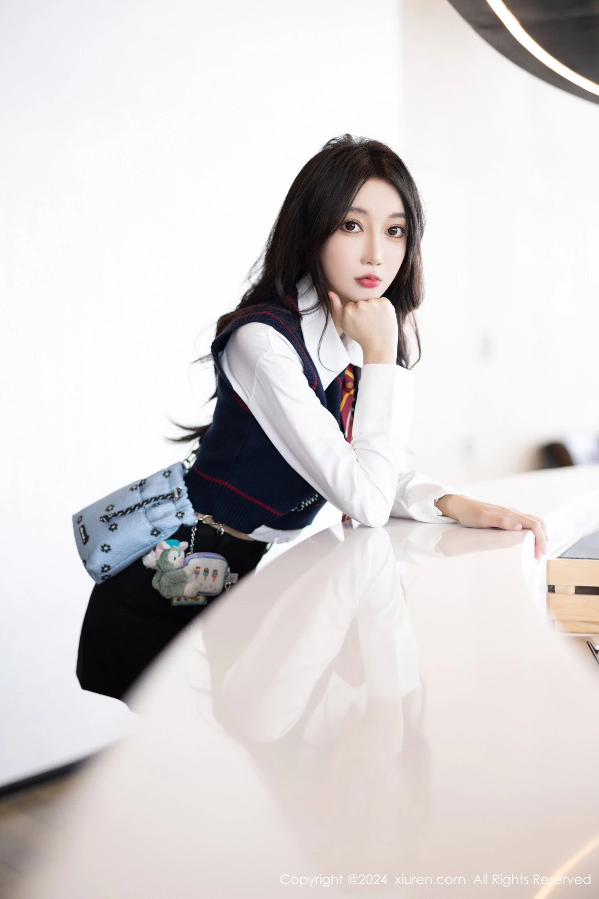 秀人集.com_[XiuRen秀人网]No.8247_模特玥儿玥性感白衬衫配黑色短裙露紫色内衣配开档白丝迷人写真82P