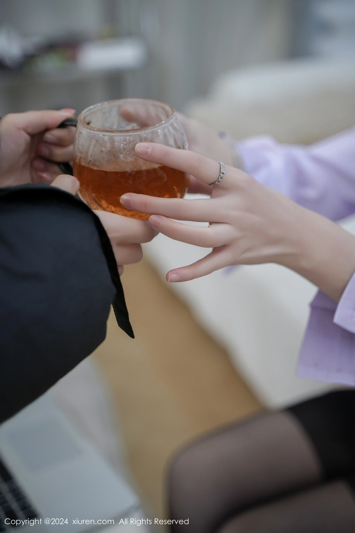 秀人集.com_[XiuRen秀人网]No.8249_女神Carol周妍希家访场景性感紫色上衣配黑丝吊袜极致魅惑写真74P