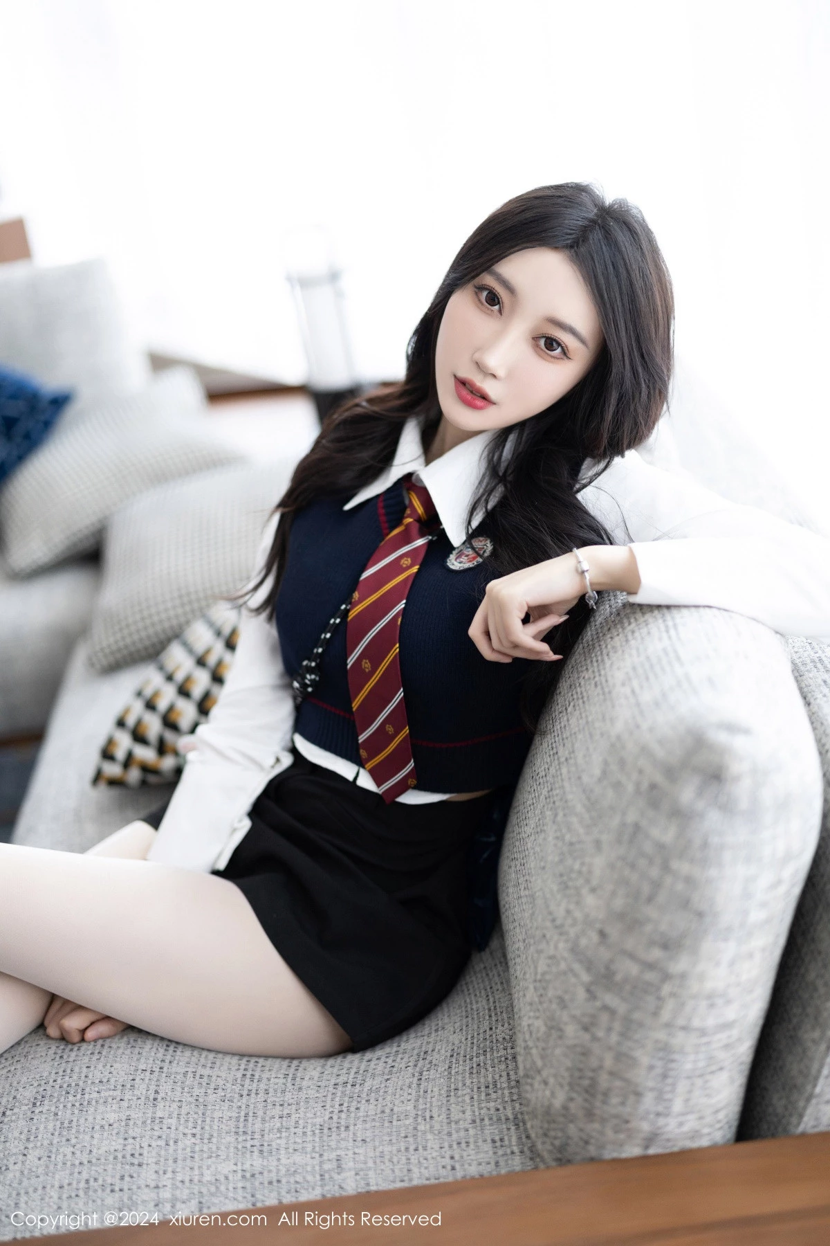 秀人集.com_[XiuRen秀人网]No.8247_模特玥儿玥性感白衬衫配黑色短裙露紫色内衣配开档白丝迷人写真82P