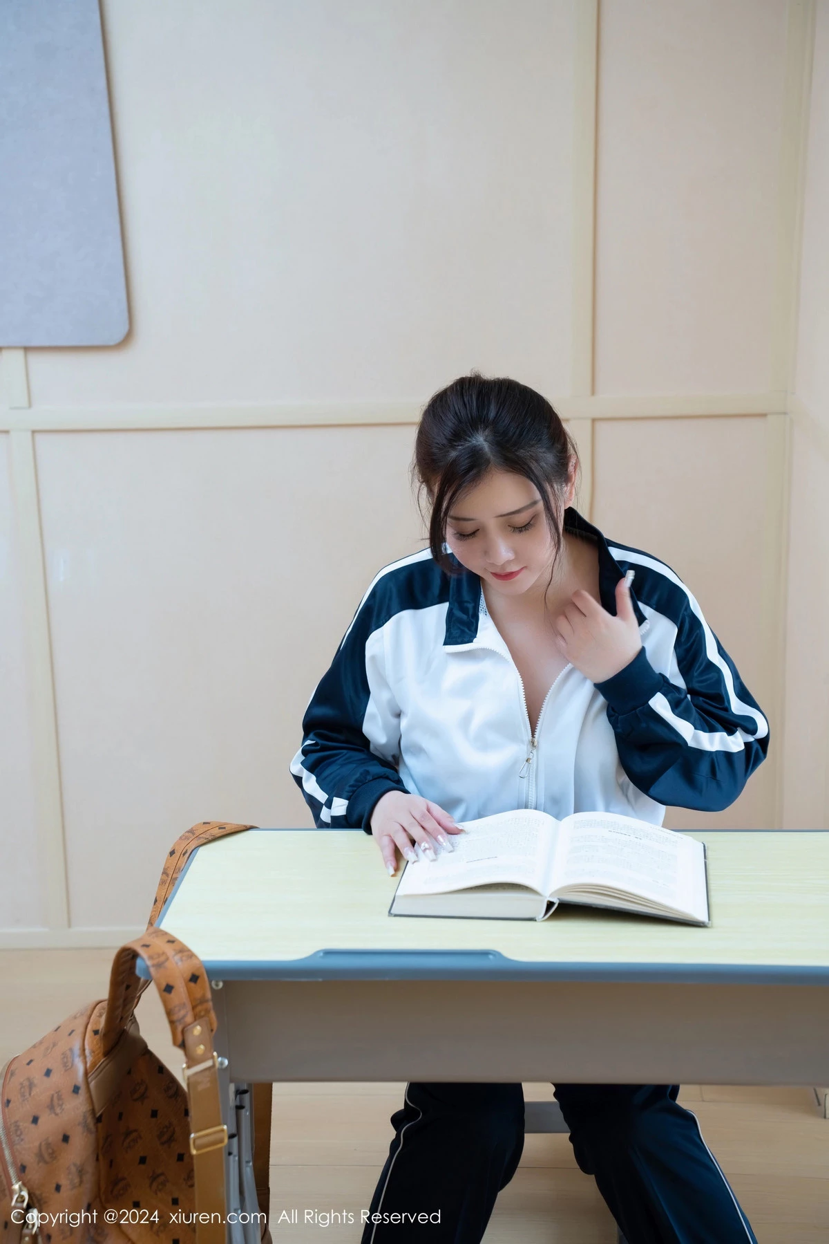 秀人集.com_[XiuRen秀人网]No.8122_模特王婉悠Queen教师场景性感学生制服秀丰腴身材惹火诱惑写真80P