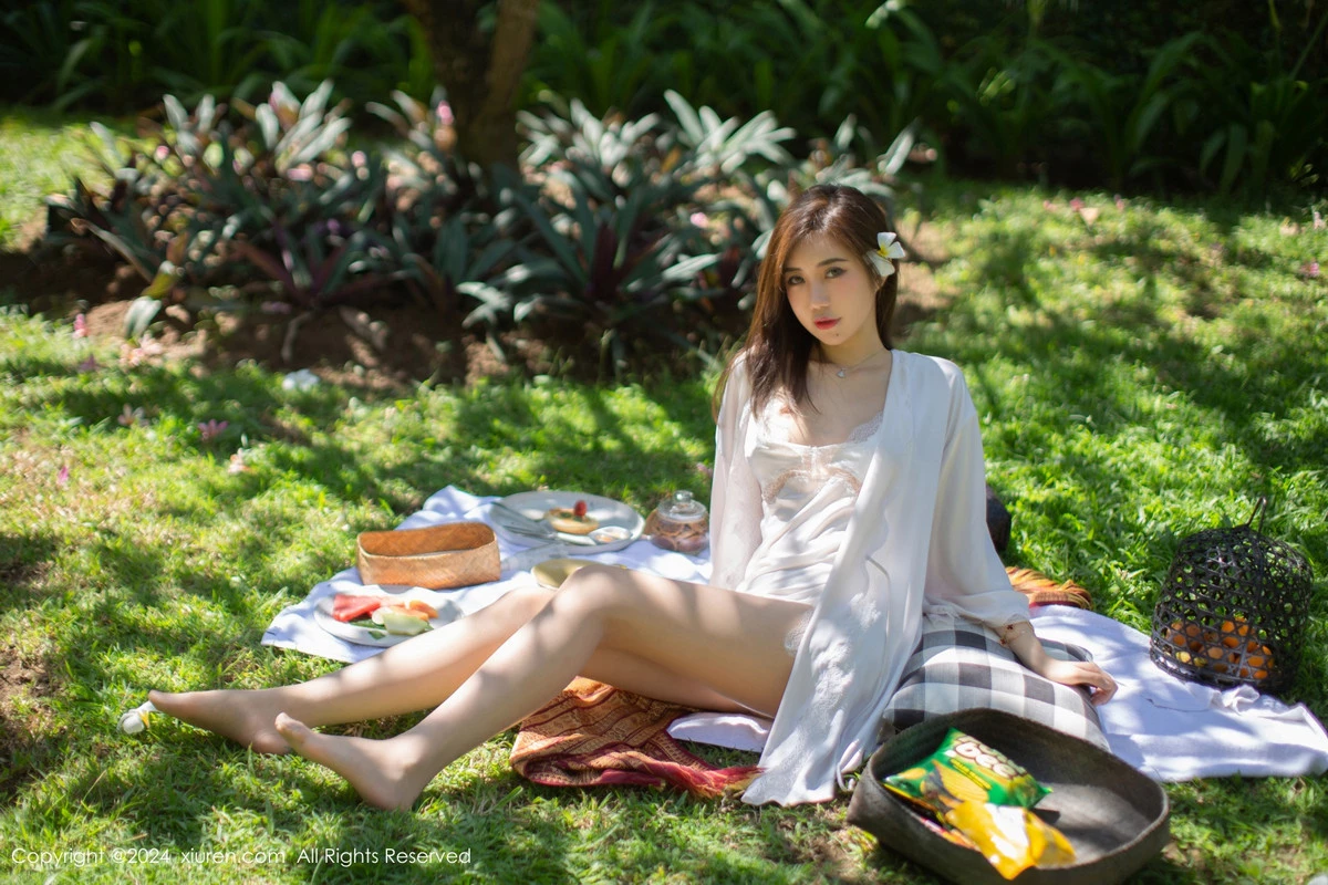 秀人集.com_[XiuRen秀人网]No.8256_女神绮里嘉ula户外性感白色吊带裙配超薄肉丝秀惹火身材诱惑写真75P