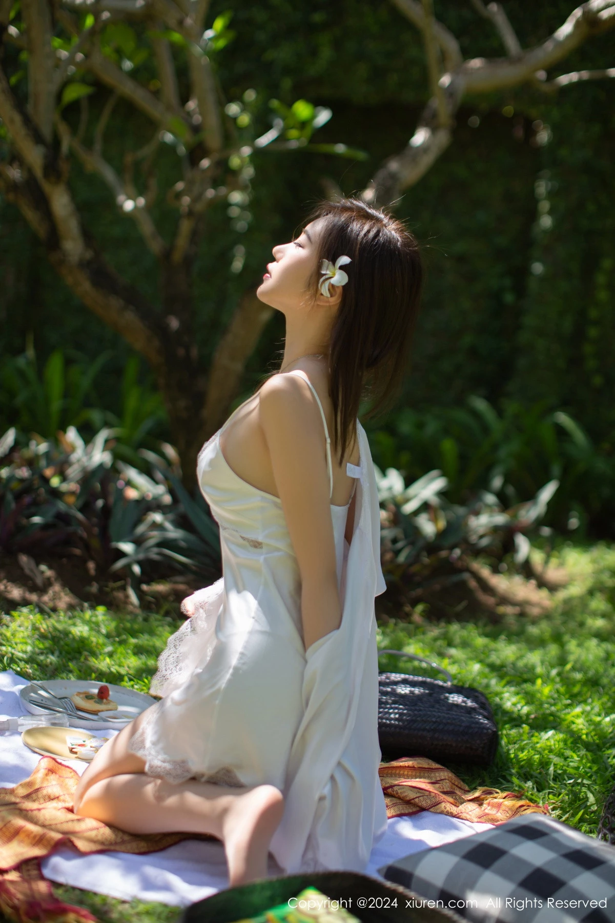 秀人集.com_[XiuRen秀人网]No.8256_女神绮里嘉ula户外性感白色吊带裙配超薄肉丝秀惹火身材诱惑写真75P