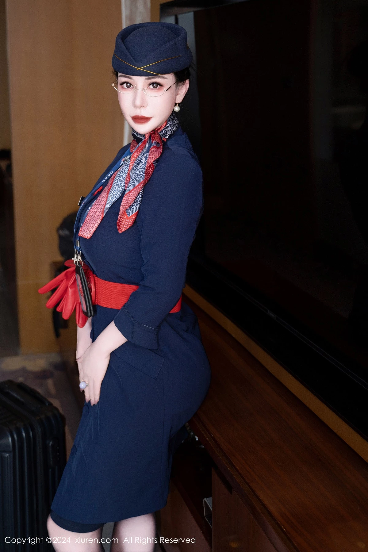 秀人集.com_[XiuRen秀人网]No.8253_模特悦悦姐性感空姐制服露红色内衣配黑丝袜秀魔鬼身材诱惑写真75P