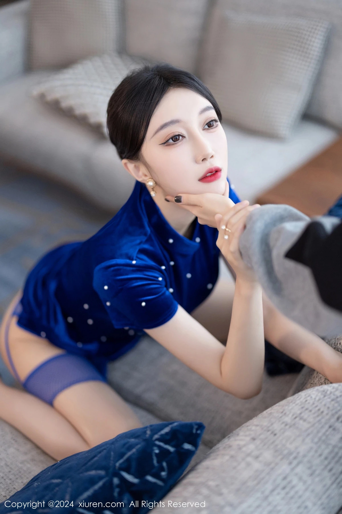 秀人集.com_[XiuRen秀人网]No.8298_模特玥儿玥性感蓝短裙露黑色内衣配蓝丝吊袜秀曼妙身姿诱惑写真80P