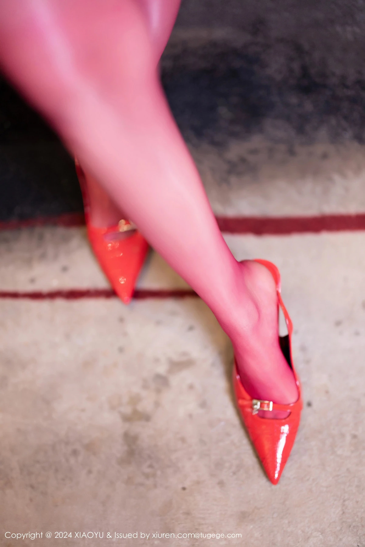 秀人集.com_[XiaoYu画语界]Vol.1229_模特苏苏阿性感红色连衣短裙配闪亮红丝吊袜秀曼妙身姿迷人写真85P