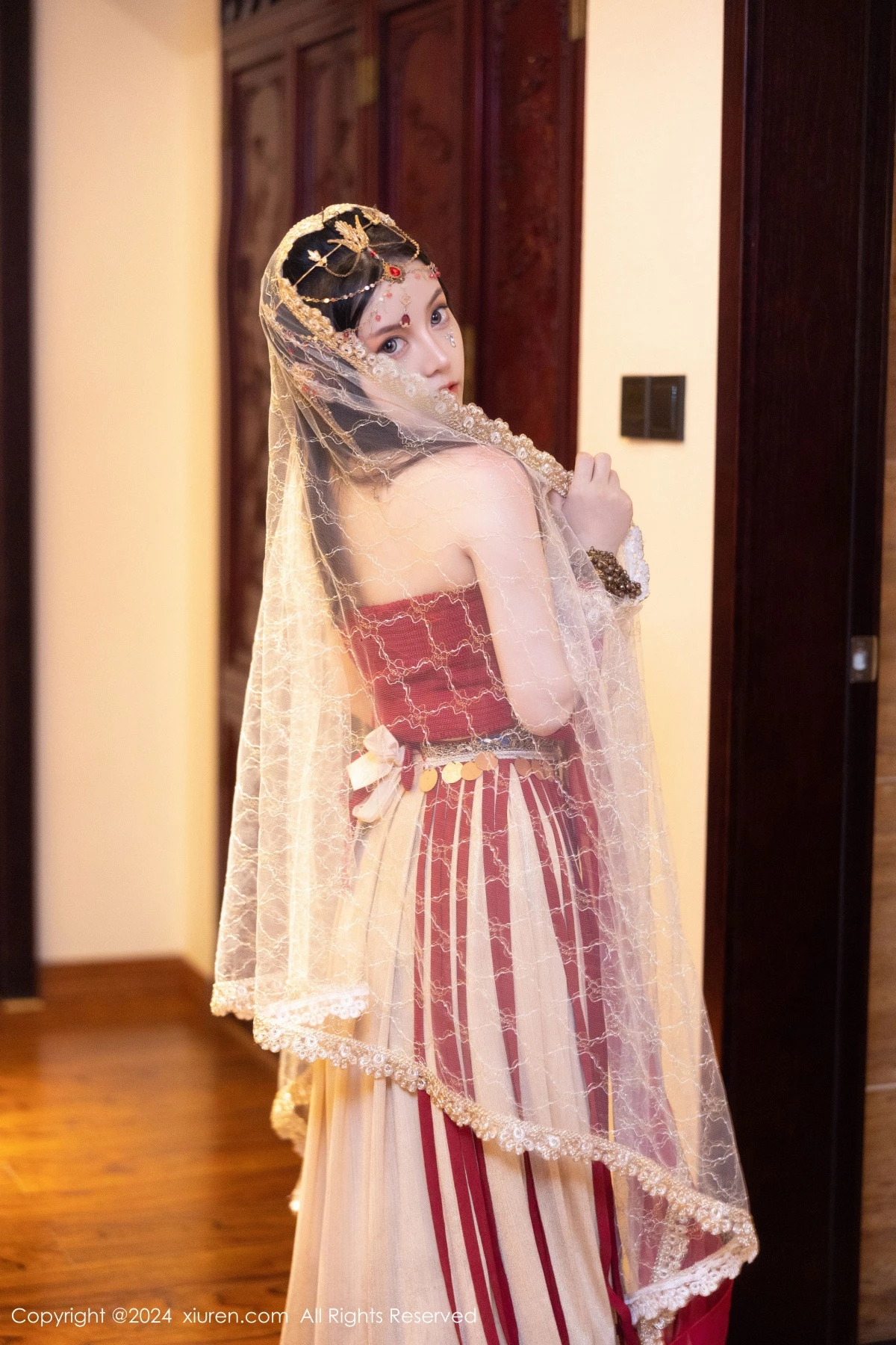 秀人集.com_[XiuRen秀人网]No.8349_模特豆瓣酱性感红色薄纱西域服饰半脱秀丰腴身材撩人诱惑写真82P