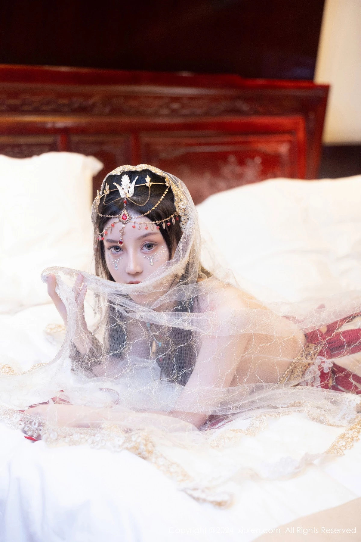 秀人集.com_[XiuRen秀人网]No.8349_模特豆瓣酱性感红色薄纱西域服饰半脱秀丰腴身材撩人诱惑写真82P