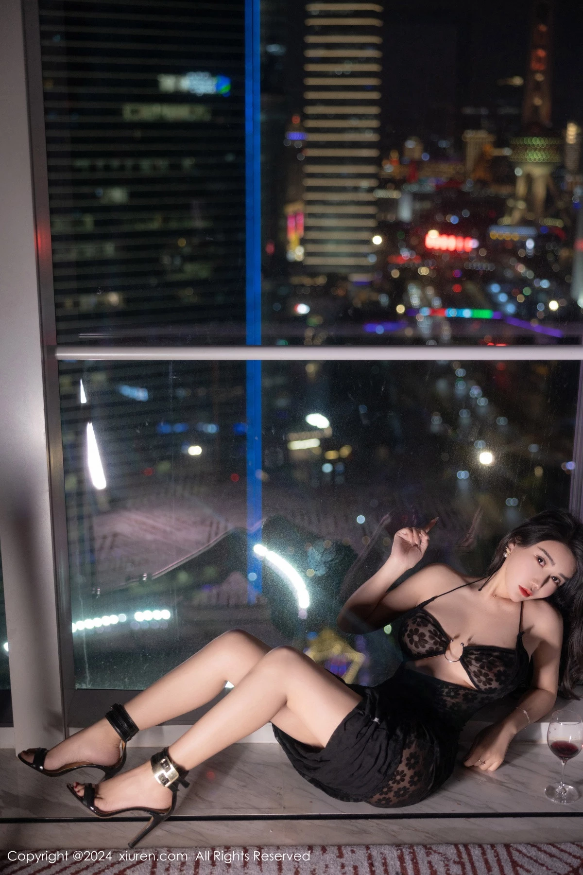 秀人集.com_[XiuRen秀人网]No.8355_模特李若汐场景拍摄性感黑色轻透情趣服饰秀惹火身段诱惑写真77P