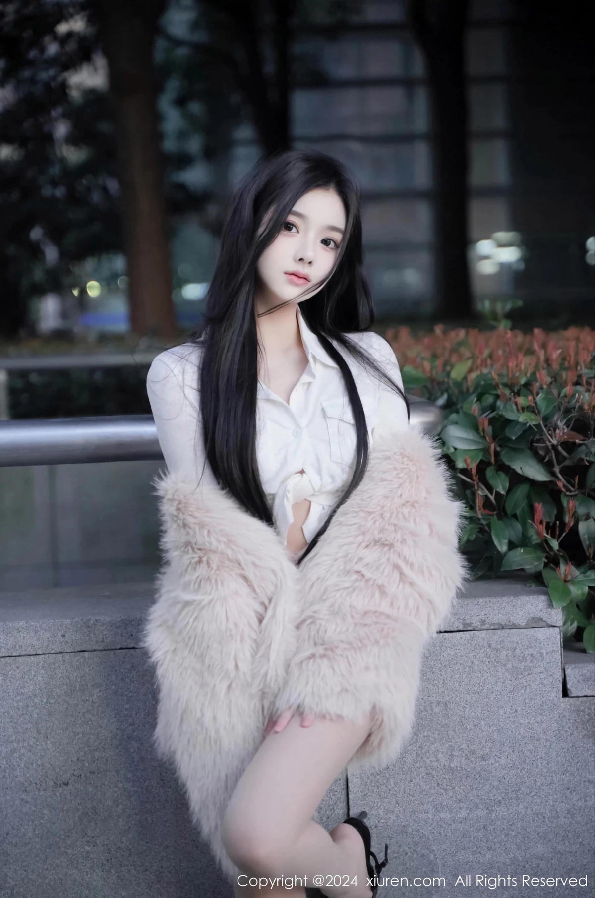 秀人集.com_[XiuRen秀人网]No.8261_模特龙雪儿性感白色上衣配超短牛仔裤秀曼妙身姿撩人诱惑写真77P